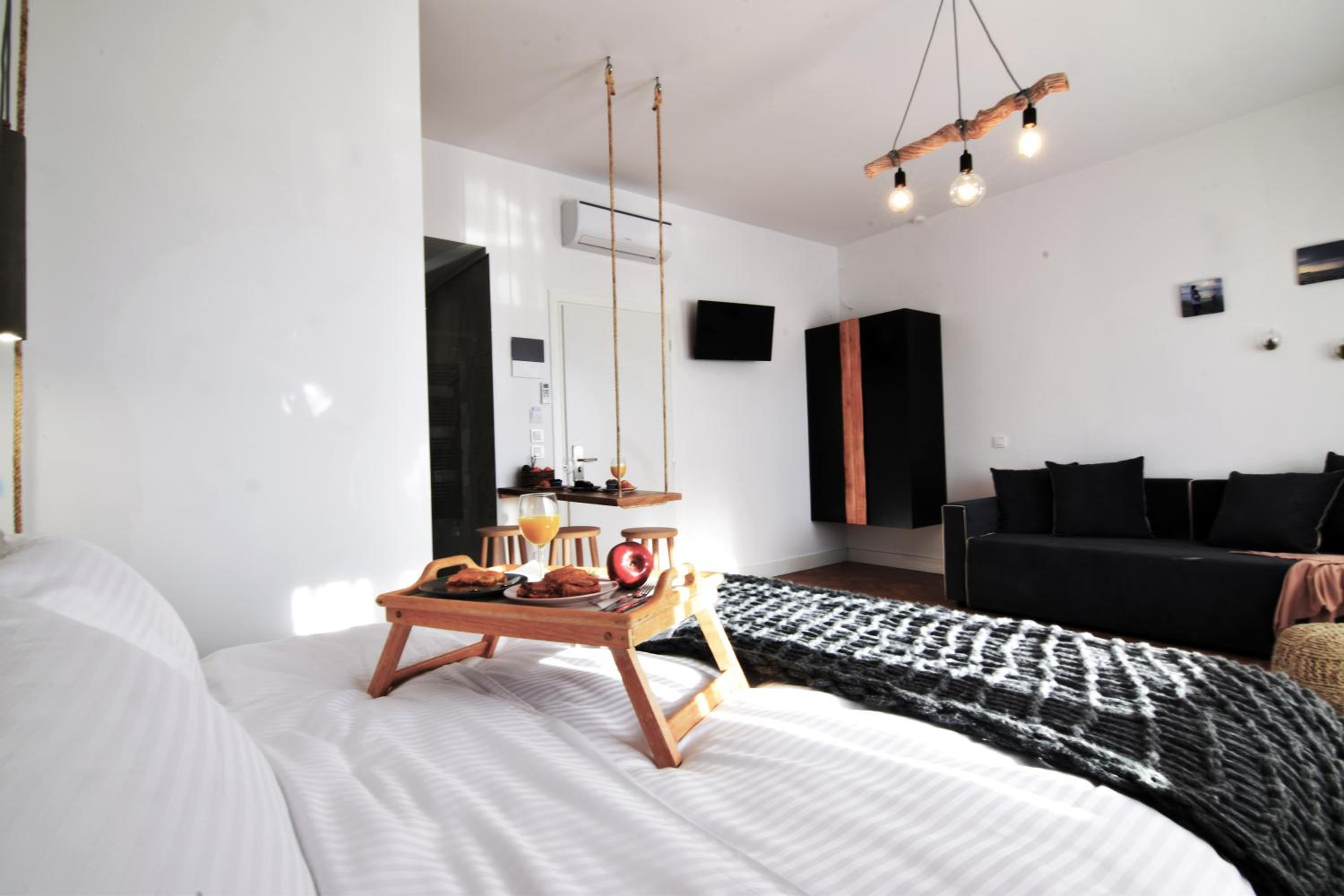 Studio with Balcony and City View - Photo 8