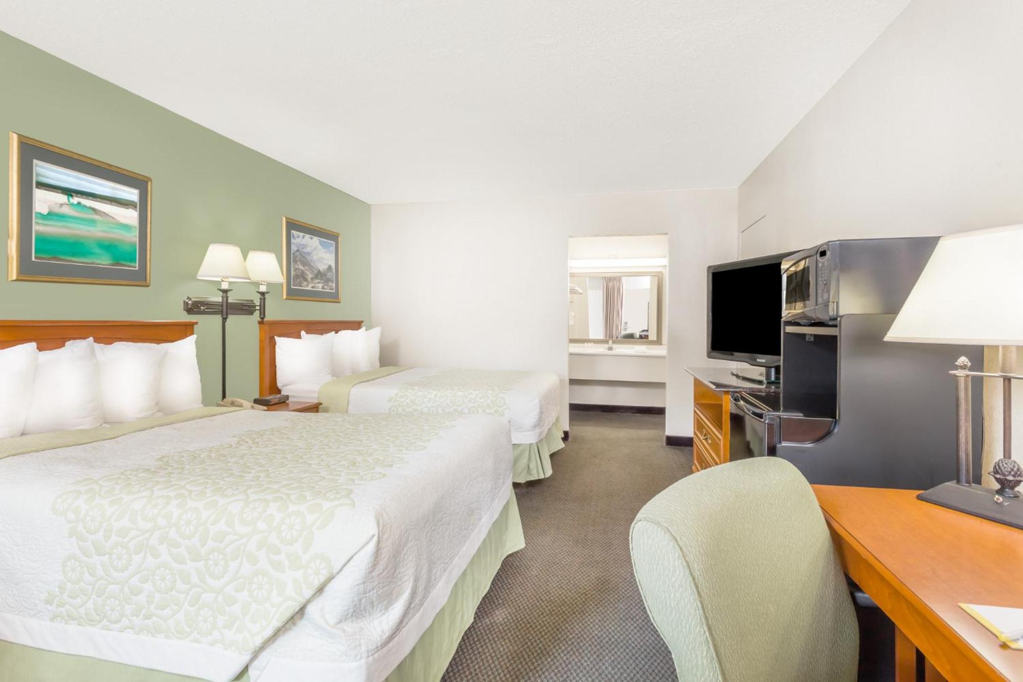 Queen Room with Two Queen Beds - Non-Smoking photo 1
