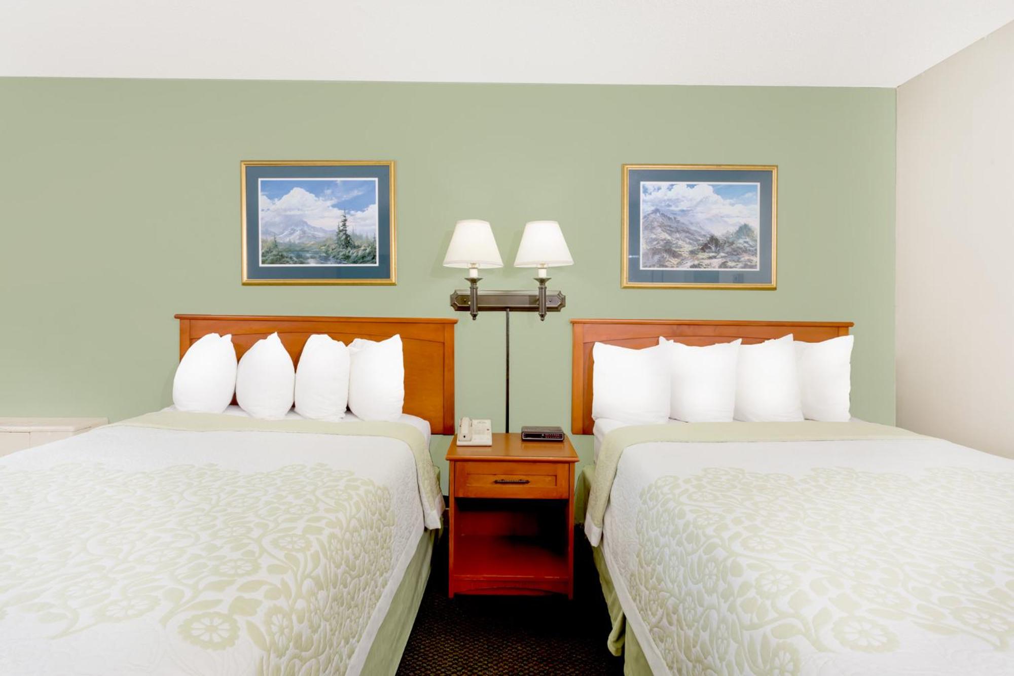 Queen Room with Two Queen Beds - Non-Smoking photo 3