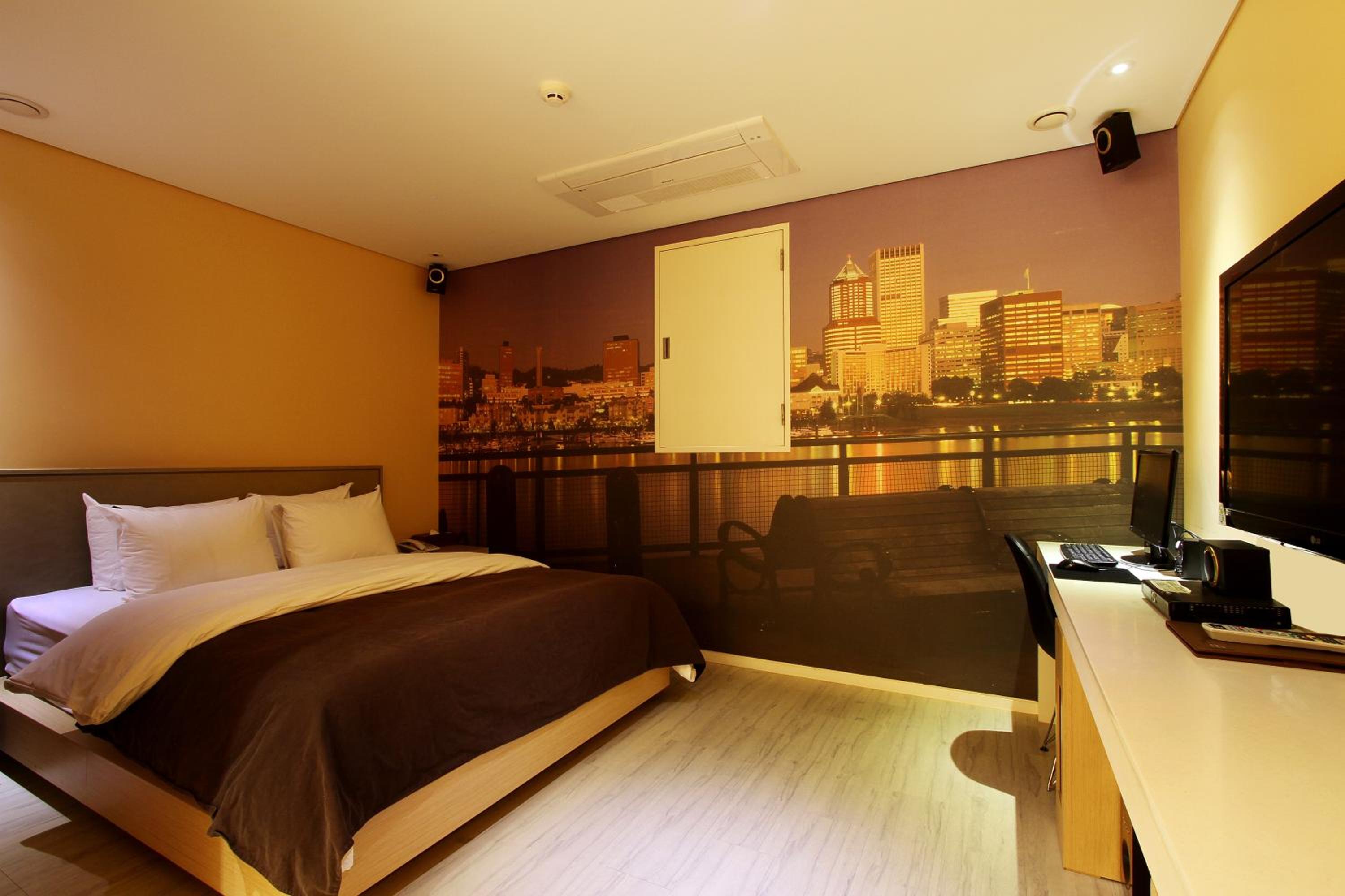 Standard Double Room - Photo 8