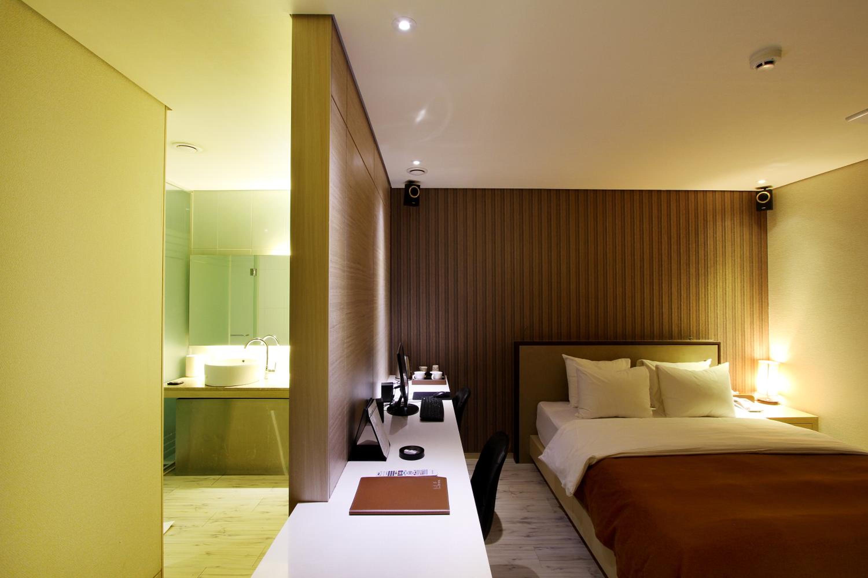 Standard Double Room - Photo 2