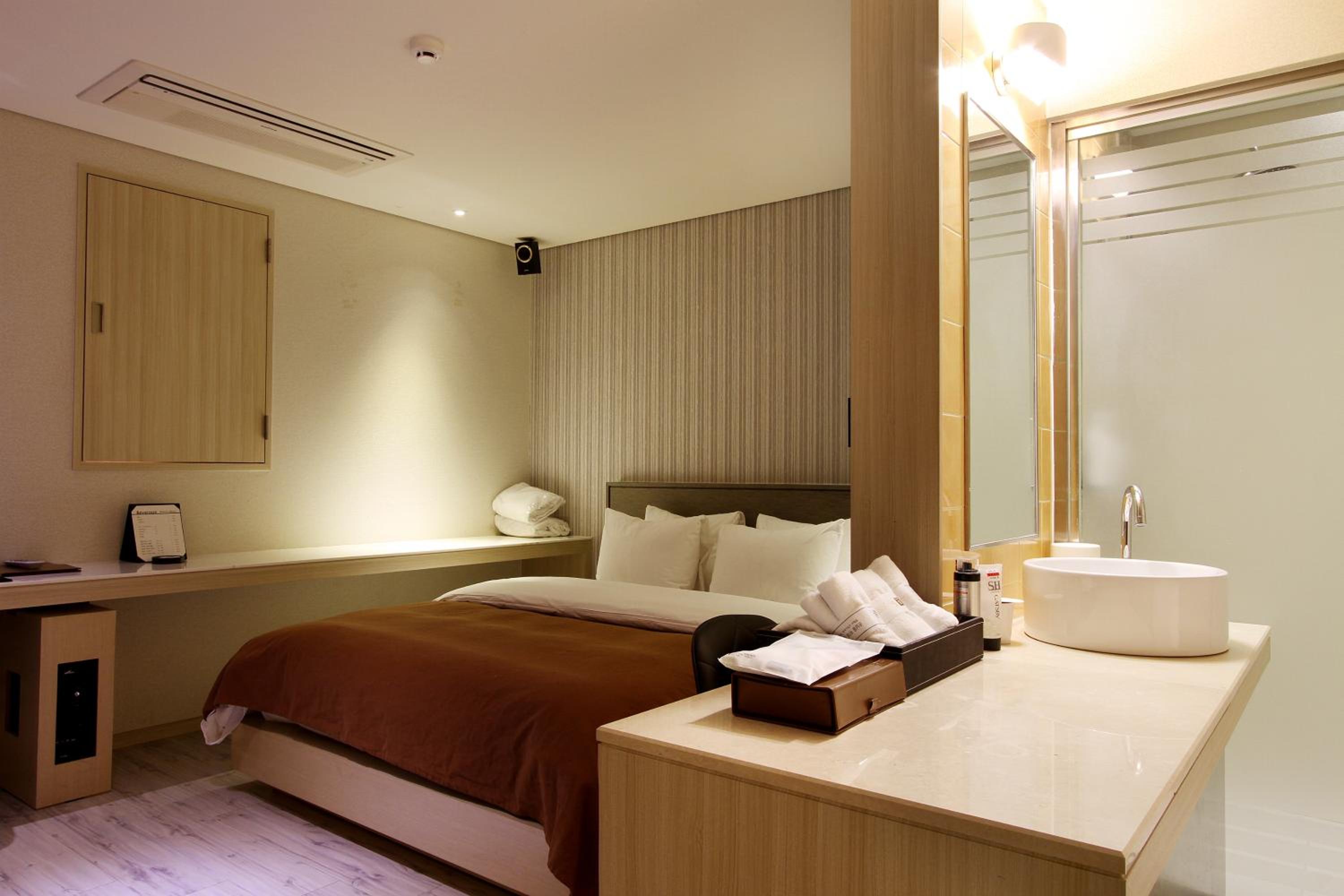 Standard Double Room - Photo 4