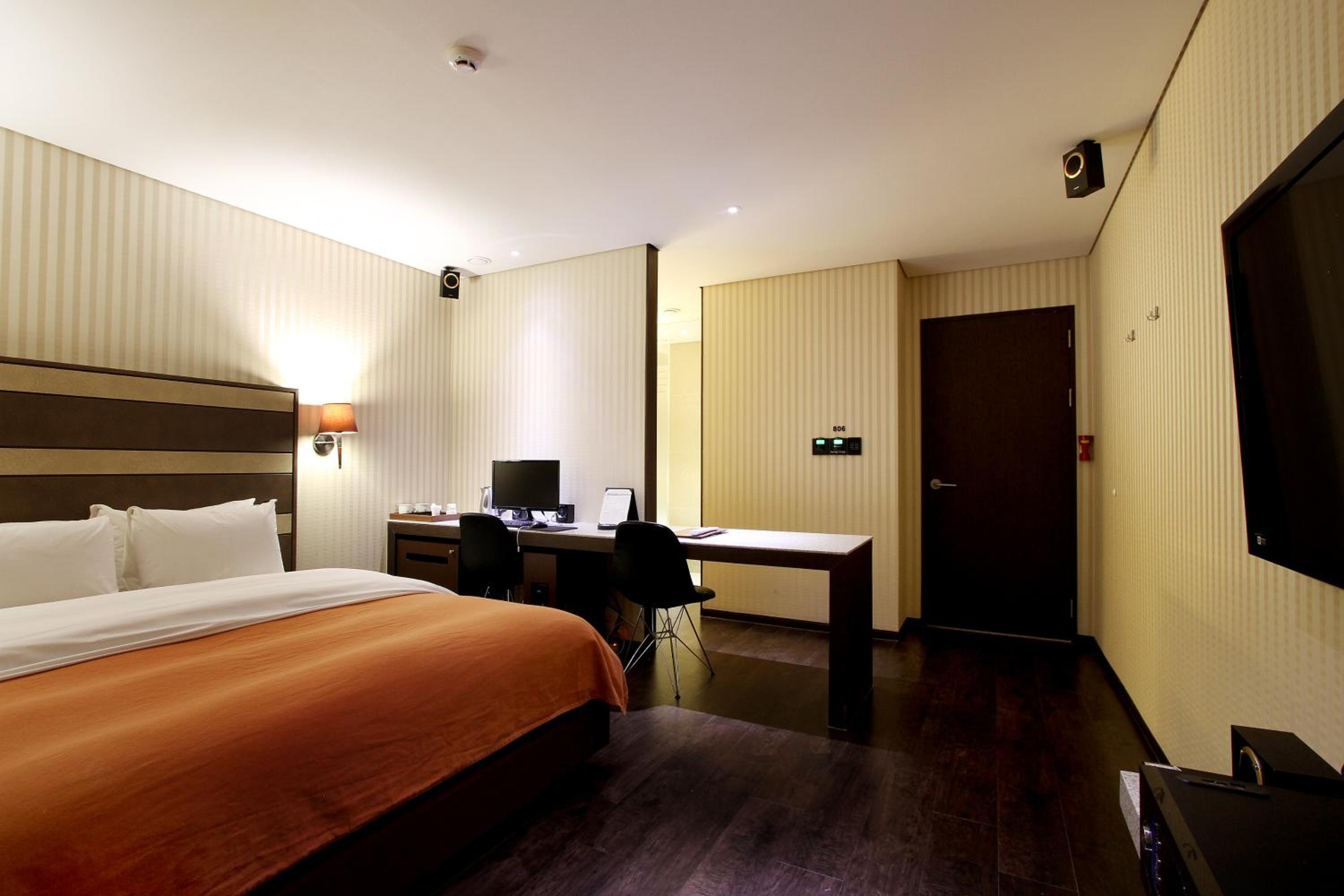 Standard Double Room - Photo 5