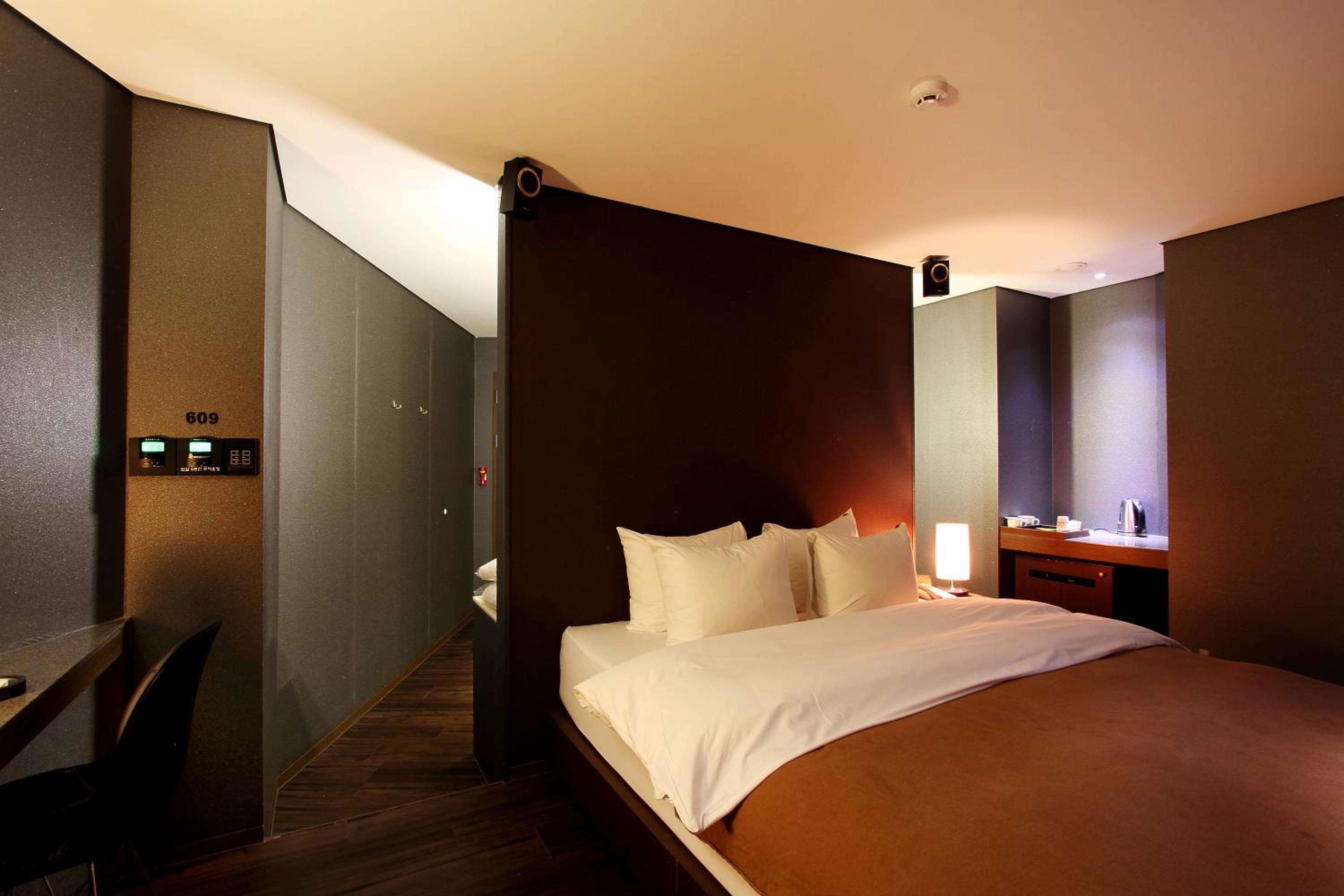 Deluxe Double Room - Photo 8