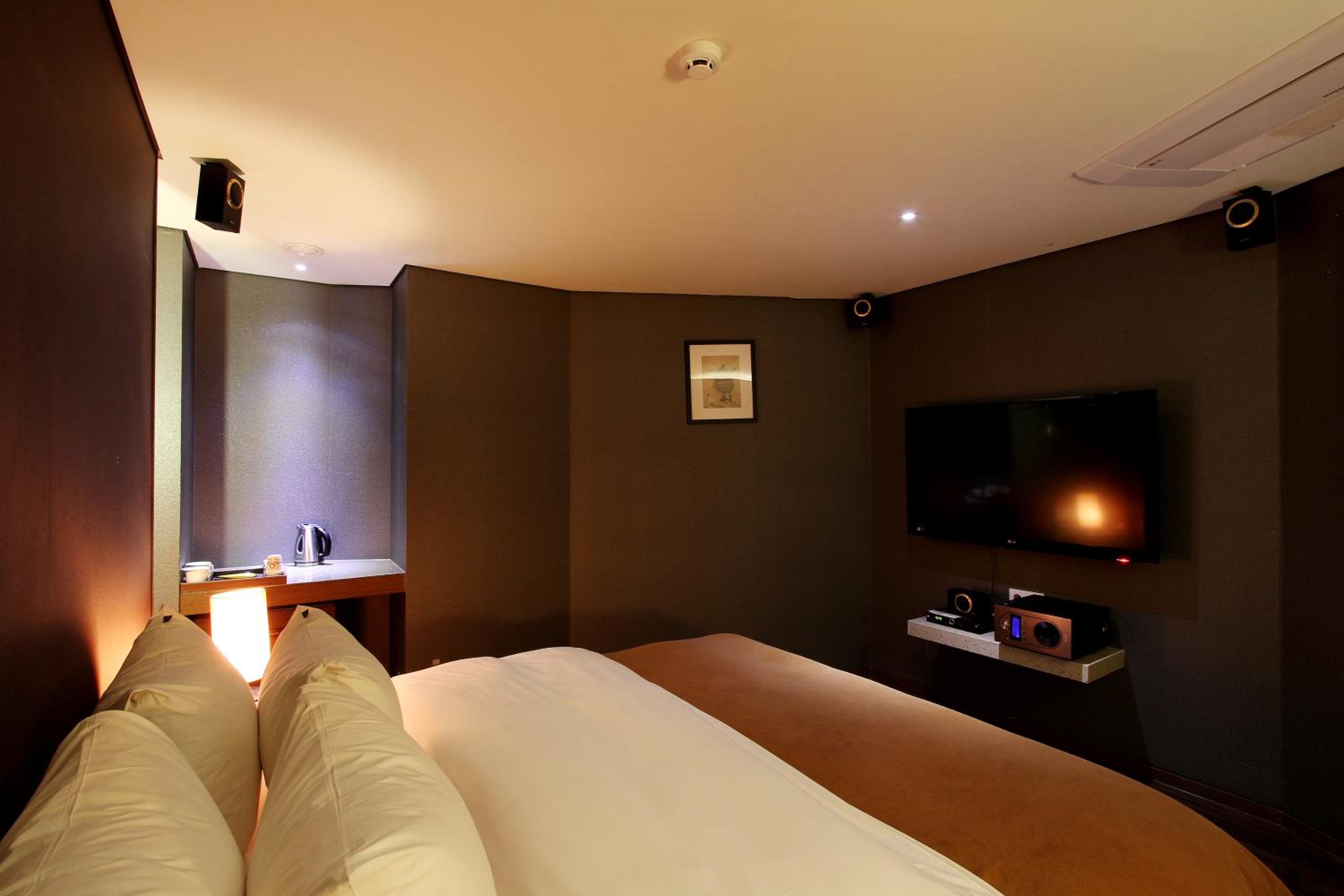 Deluxe Double Room - Photo 9