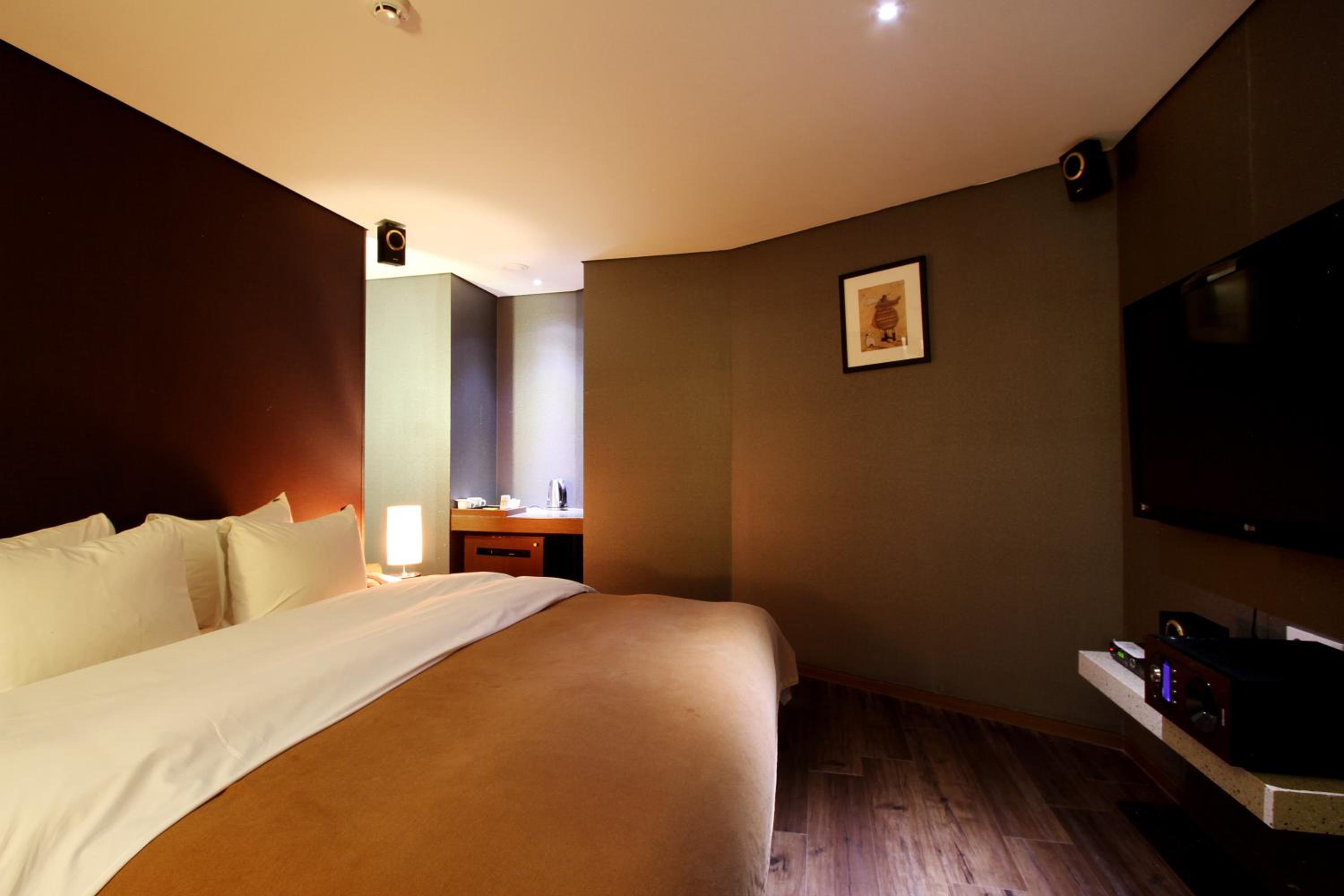 Deluxe Double Room - Photo 13