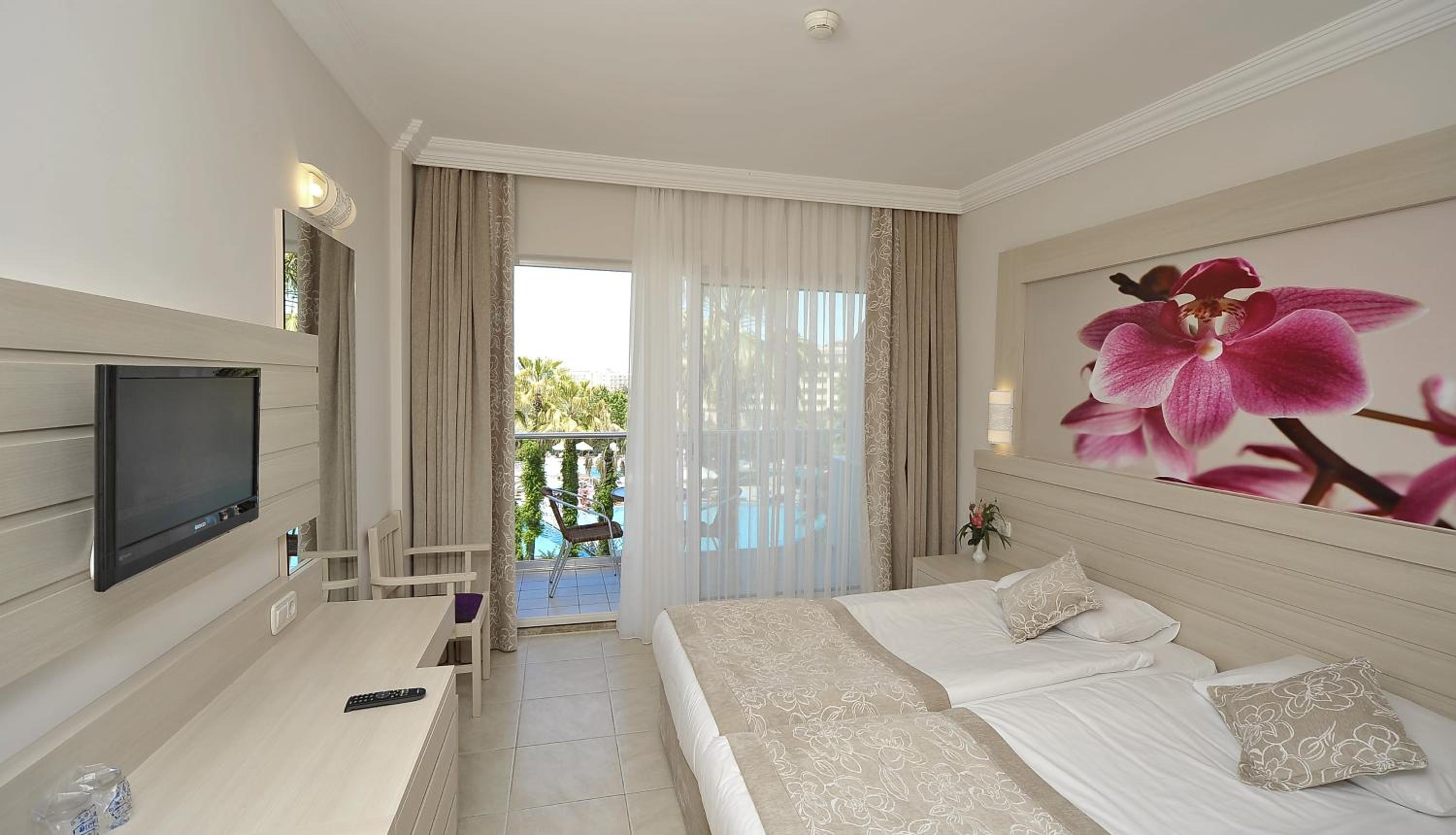 Double or Twin Room with Pool View photo 2