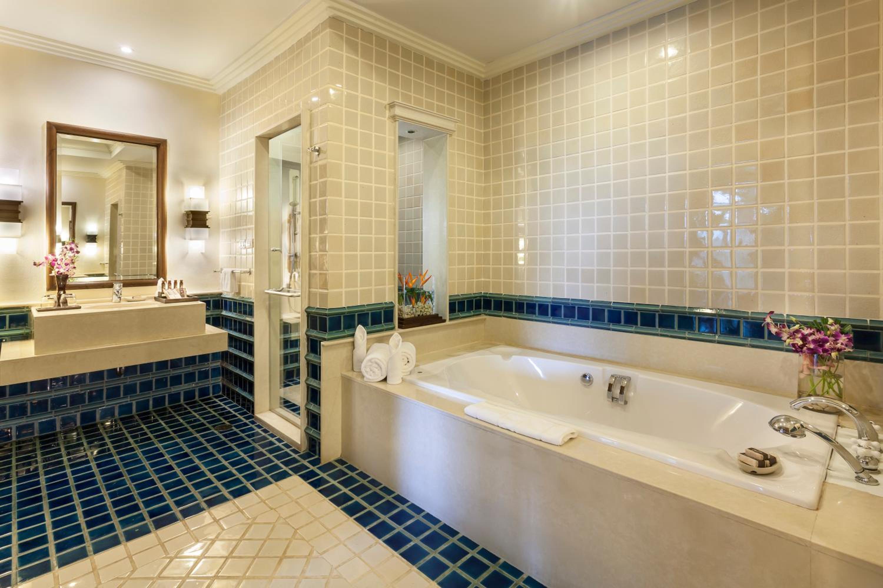 Superior Suite - Photo 5