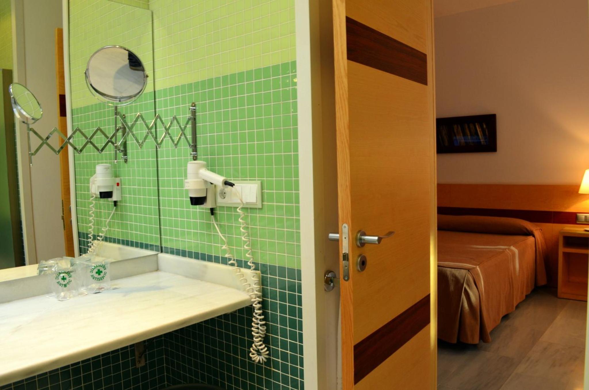 Double Room with Extra Bed photo 2