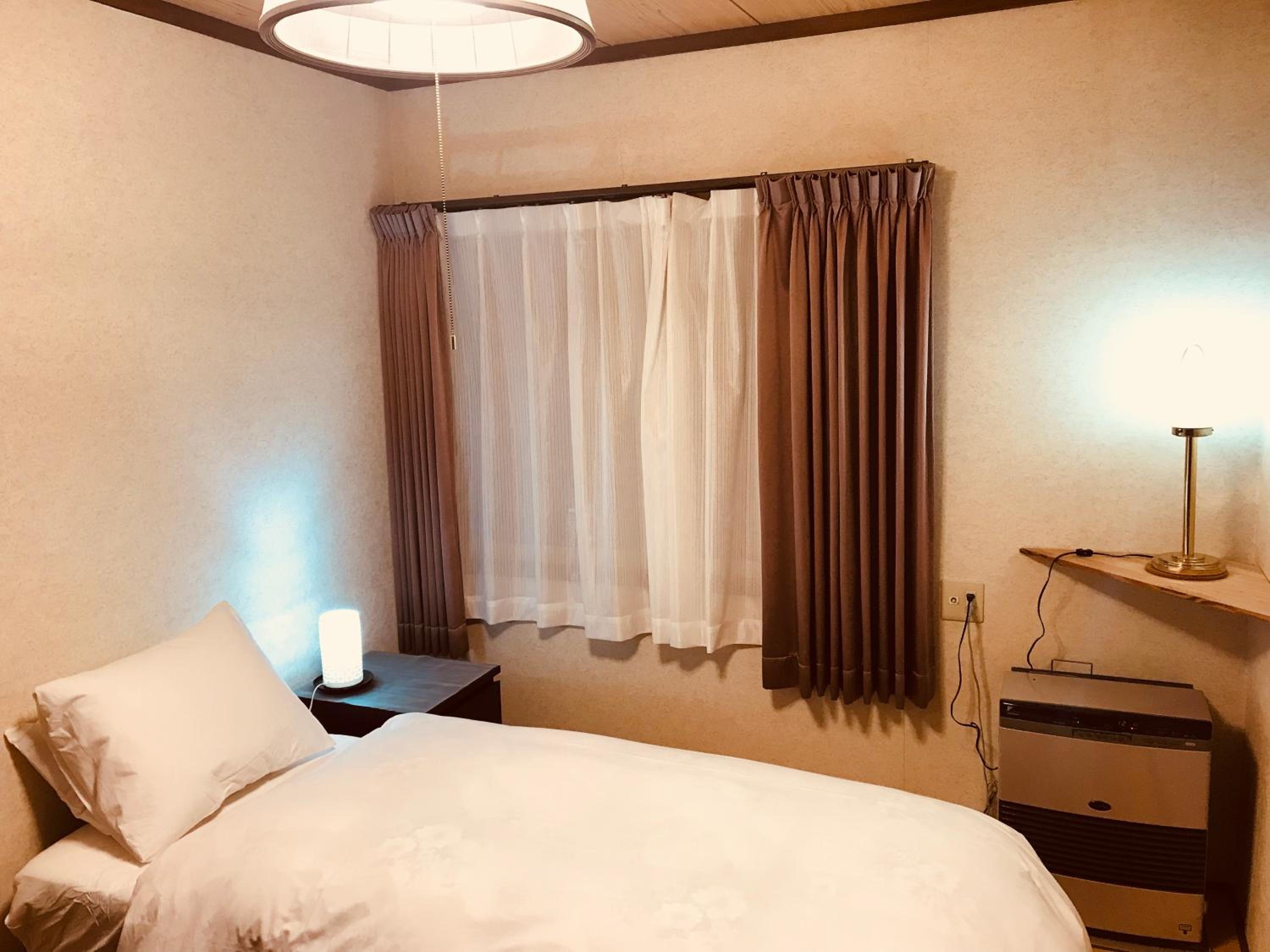 Standard Twin Room with Shared Bathroom photo 1