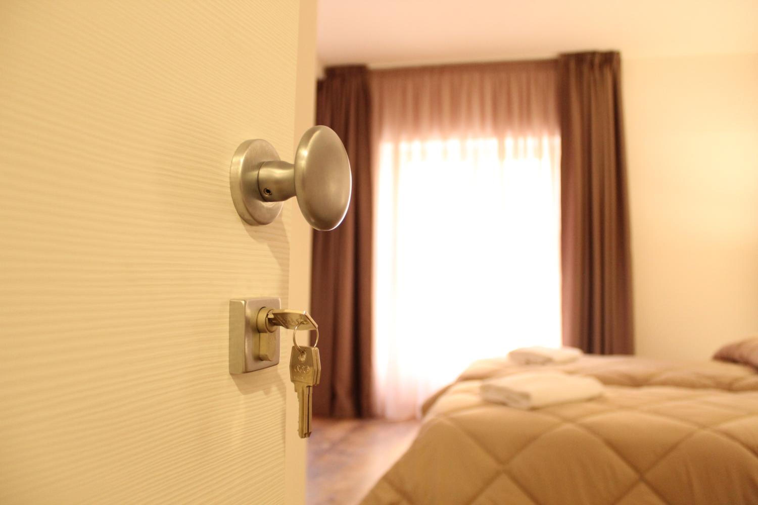 Double or Twin Room with Private Bathroom - Photo 7