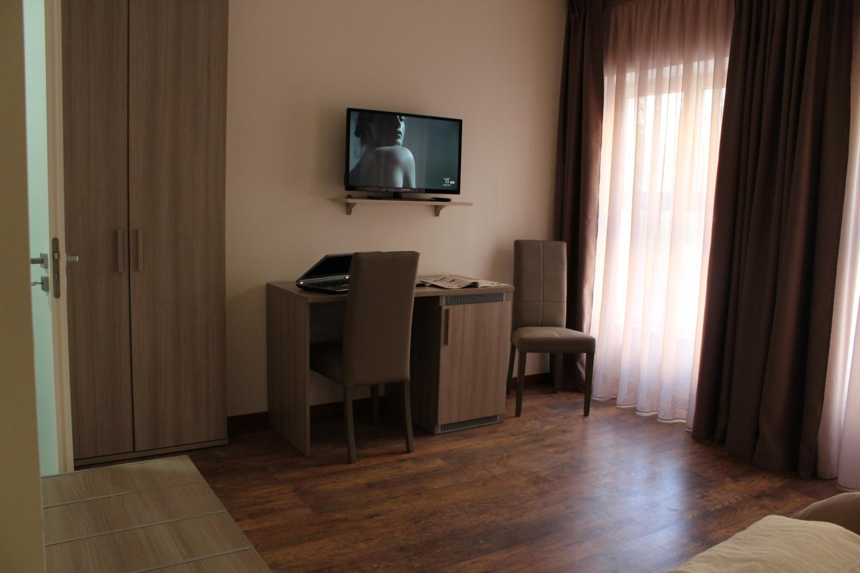 Double or Twin Room with Private Bathroom - Photo 4