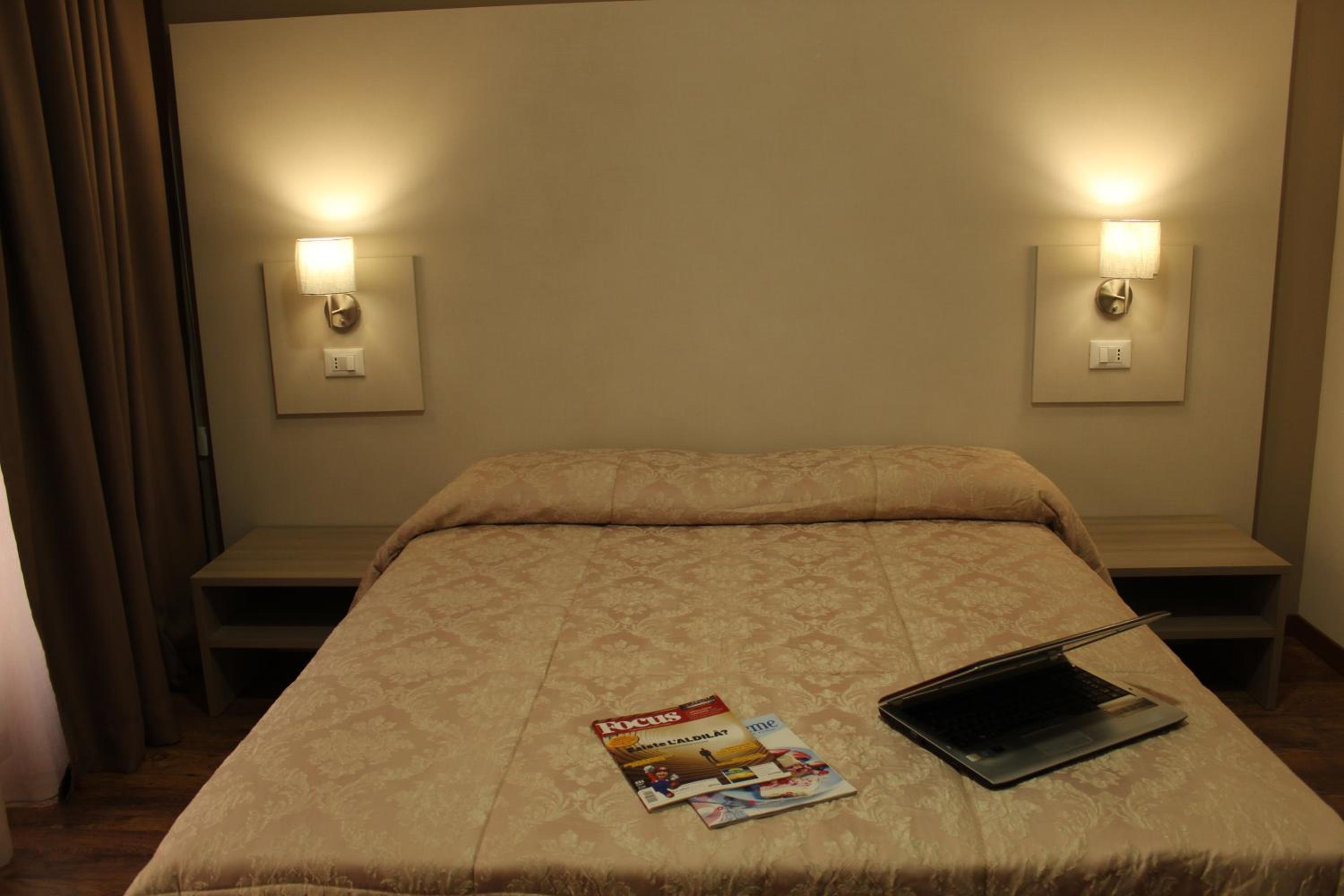 Double or Twin Room with Private Bathroom - Photo 2