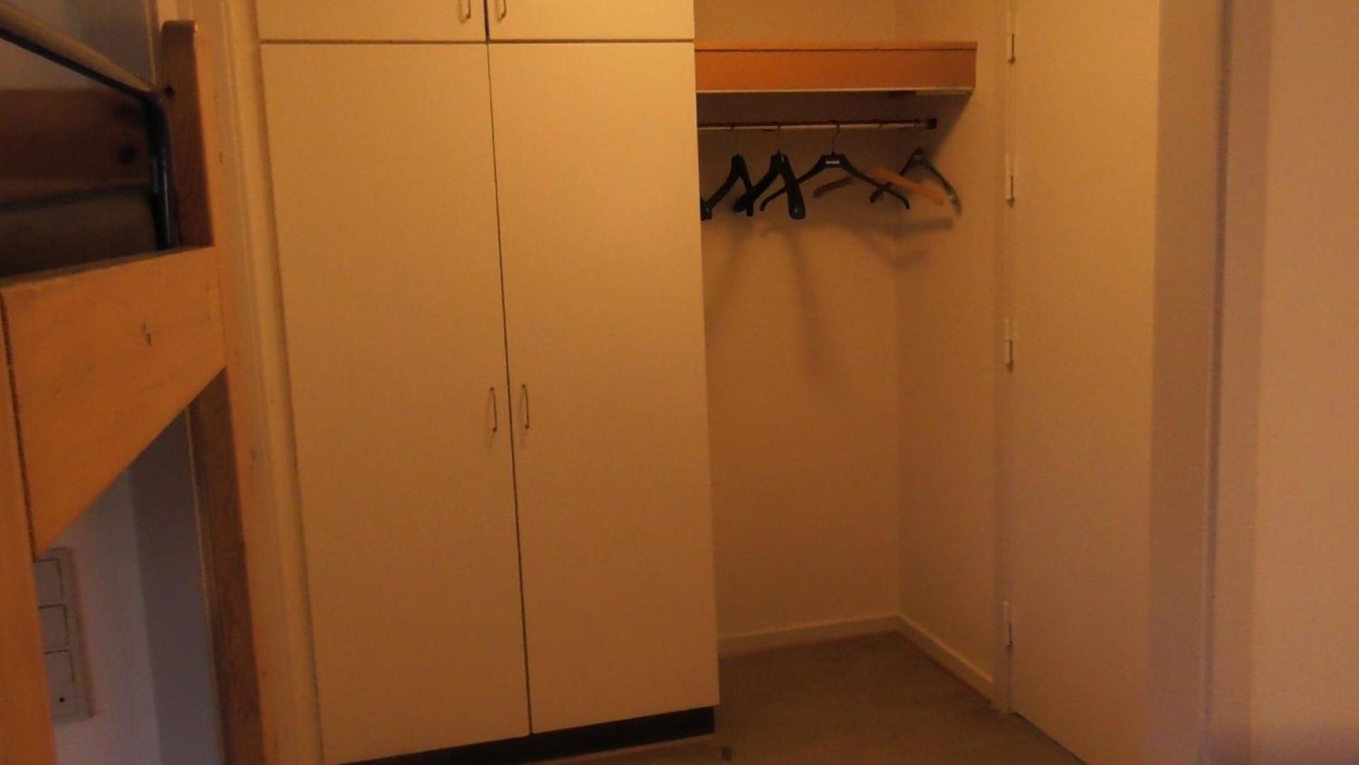 Quadruple Room with Private Bathroom - Photo 9
