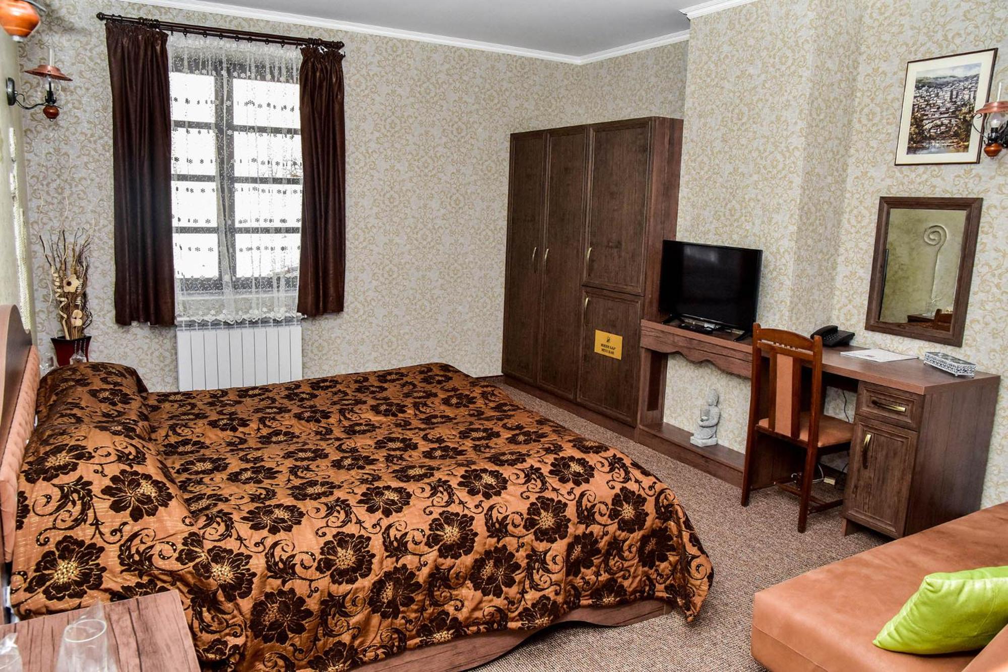 Deluxe Double Room with Bath - Photo 7