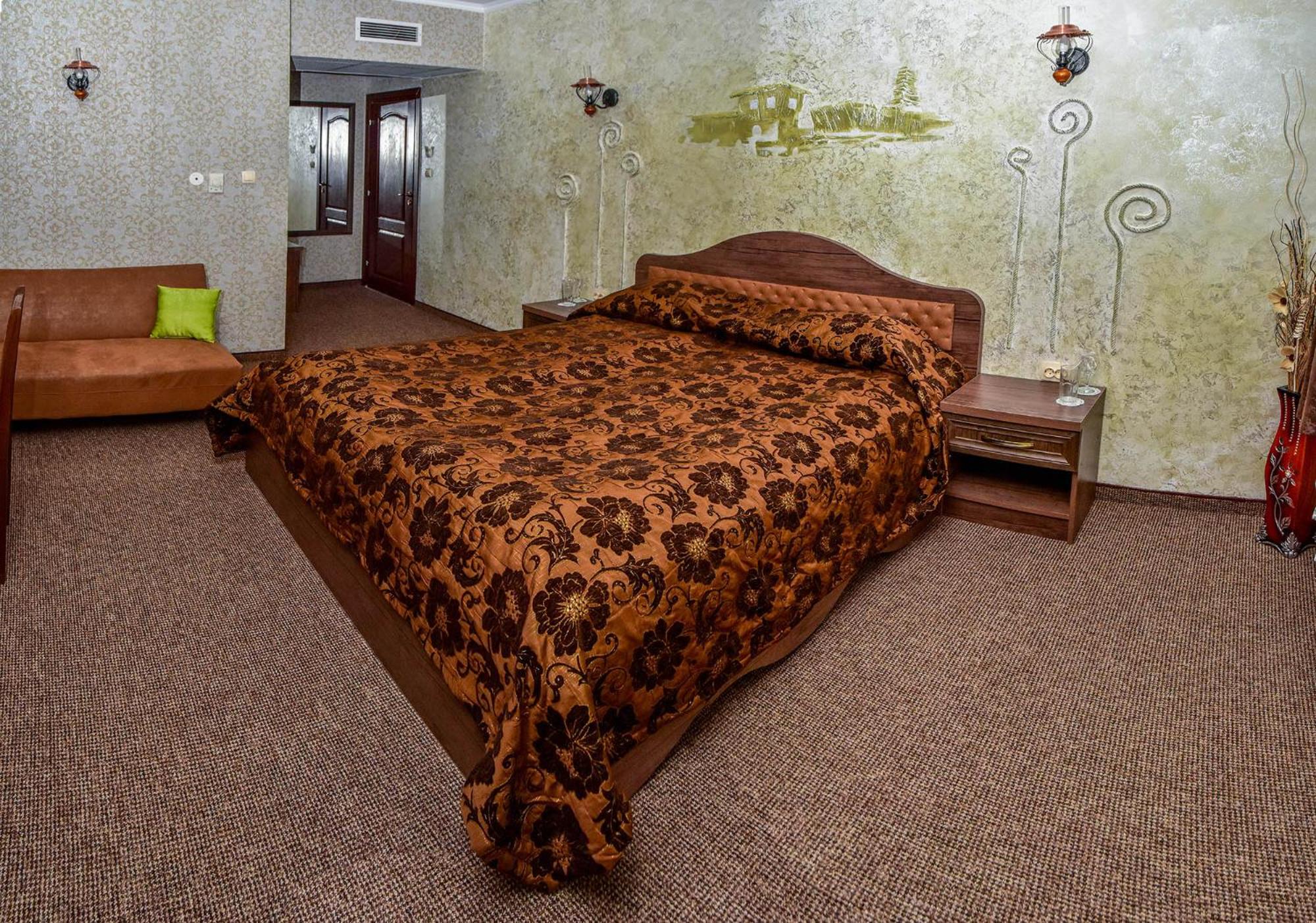 Deluxe Double Room with Bath - Photo 5