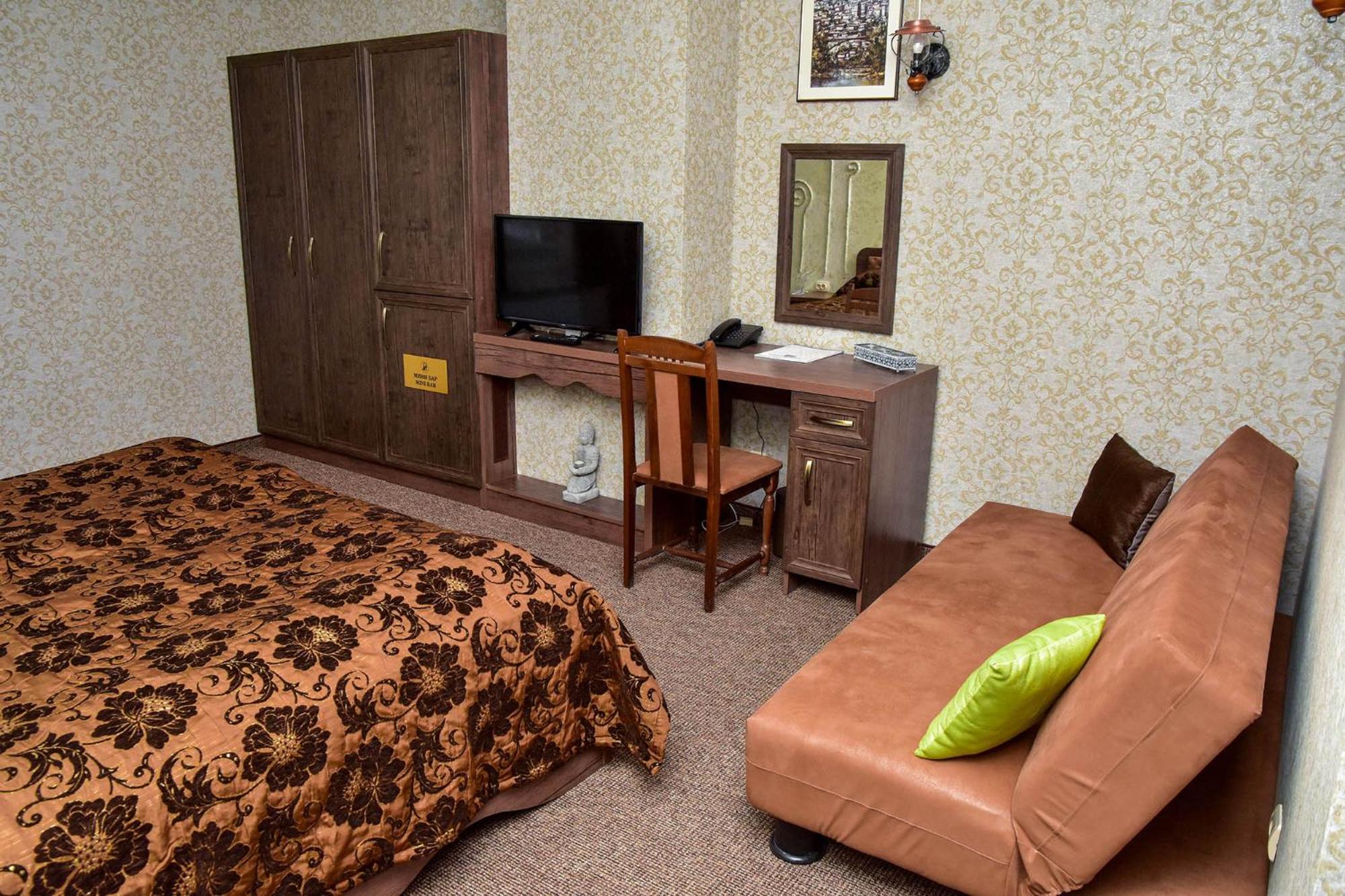 Deluxe Double Room with Bath - Photo 1