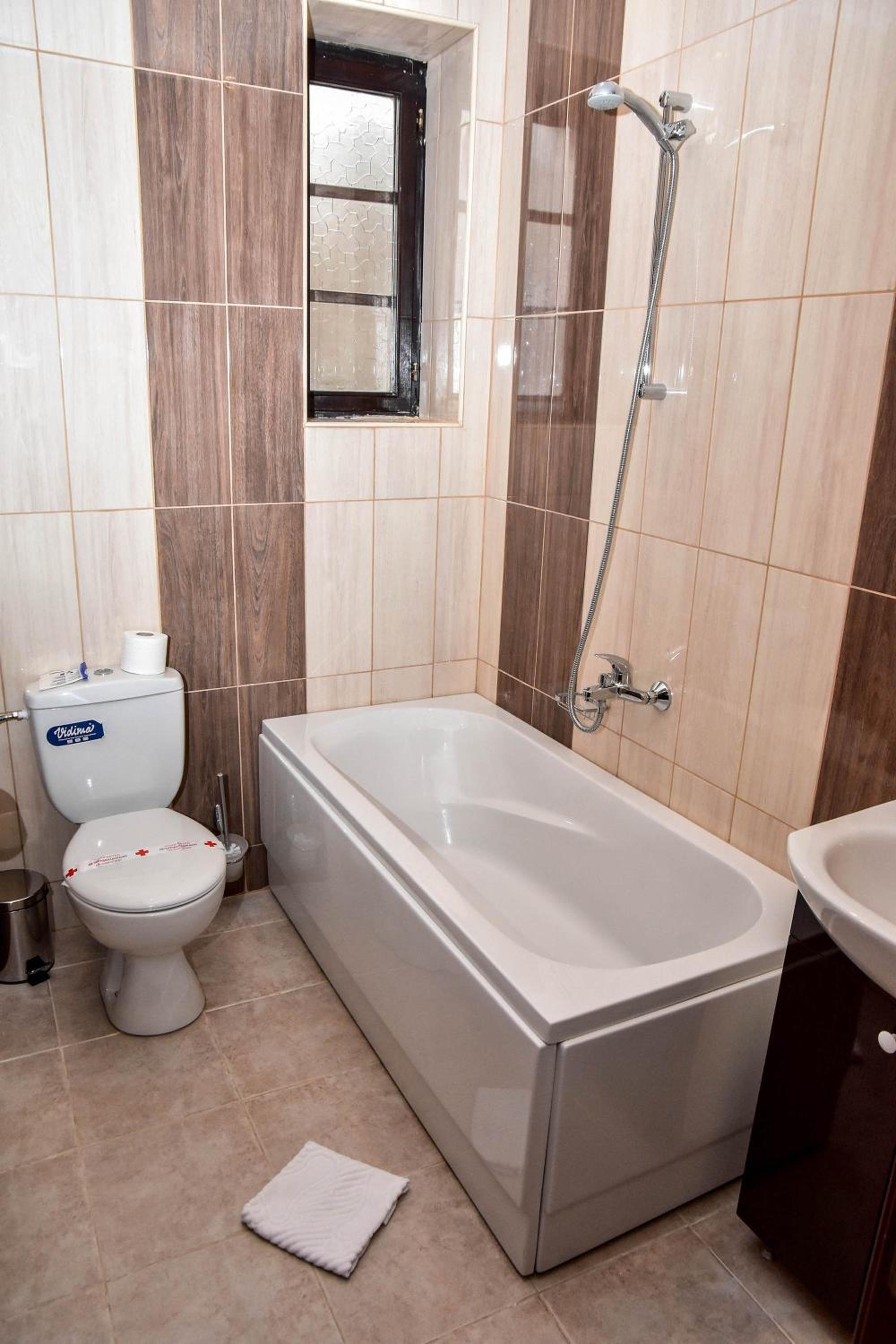 Deluxe Double Room with Bath - Photo 3
