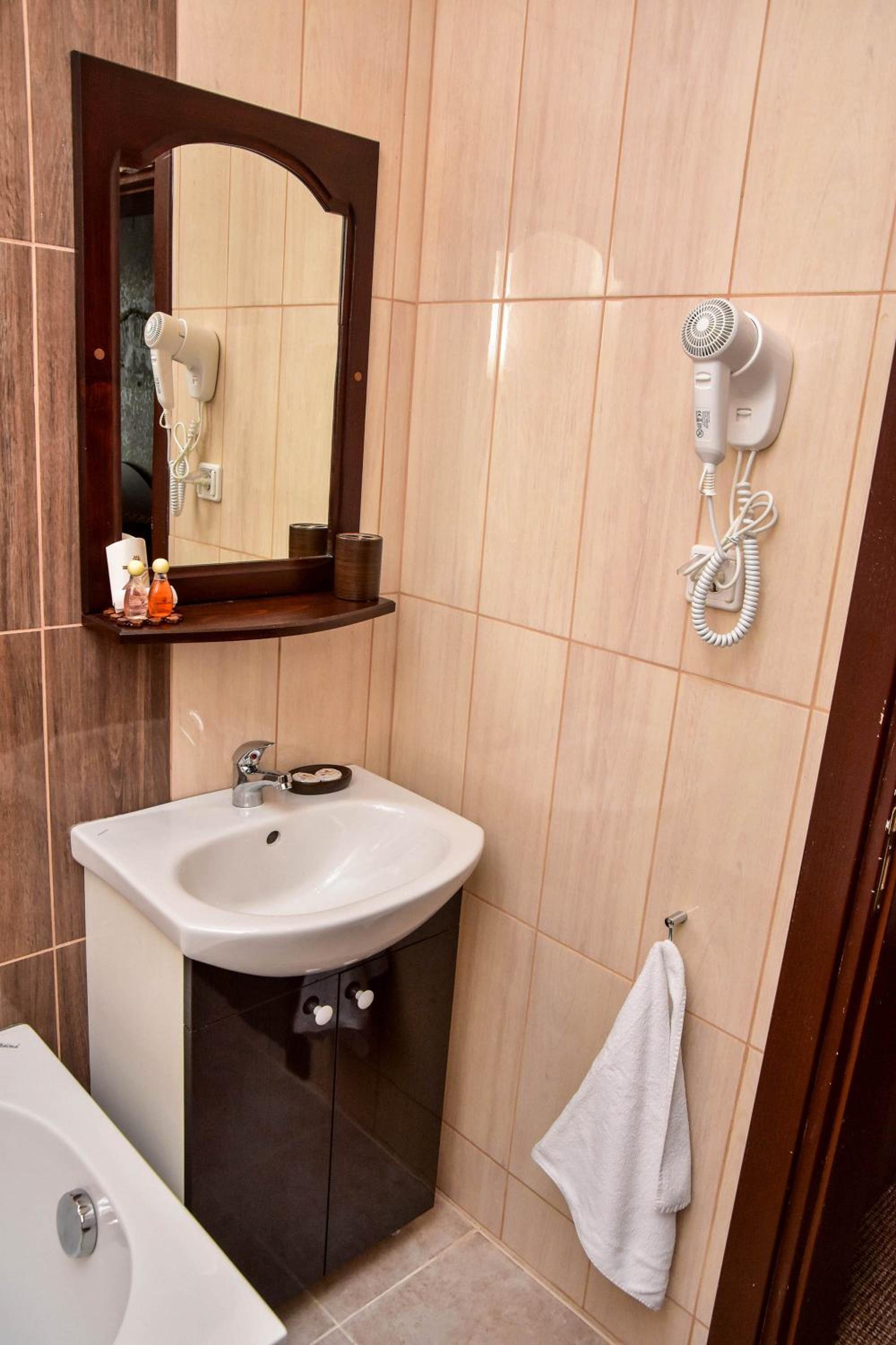 Deluxe Double Room with Bath - Photo 2