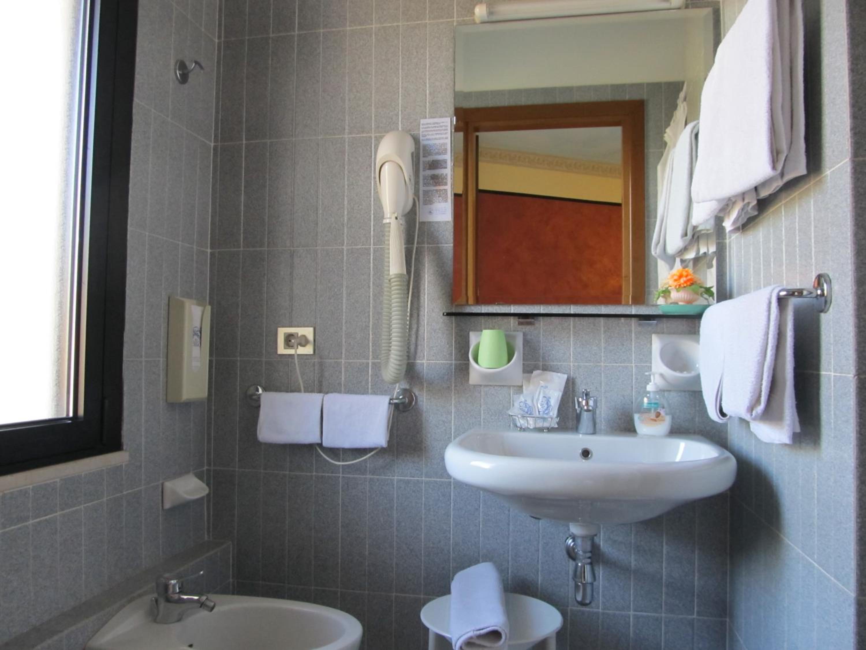 Economy Double Room - Photo 8