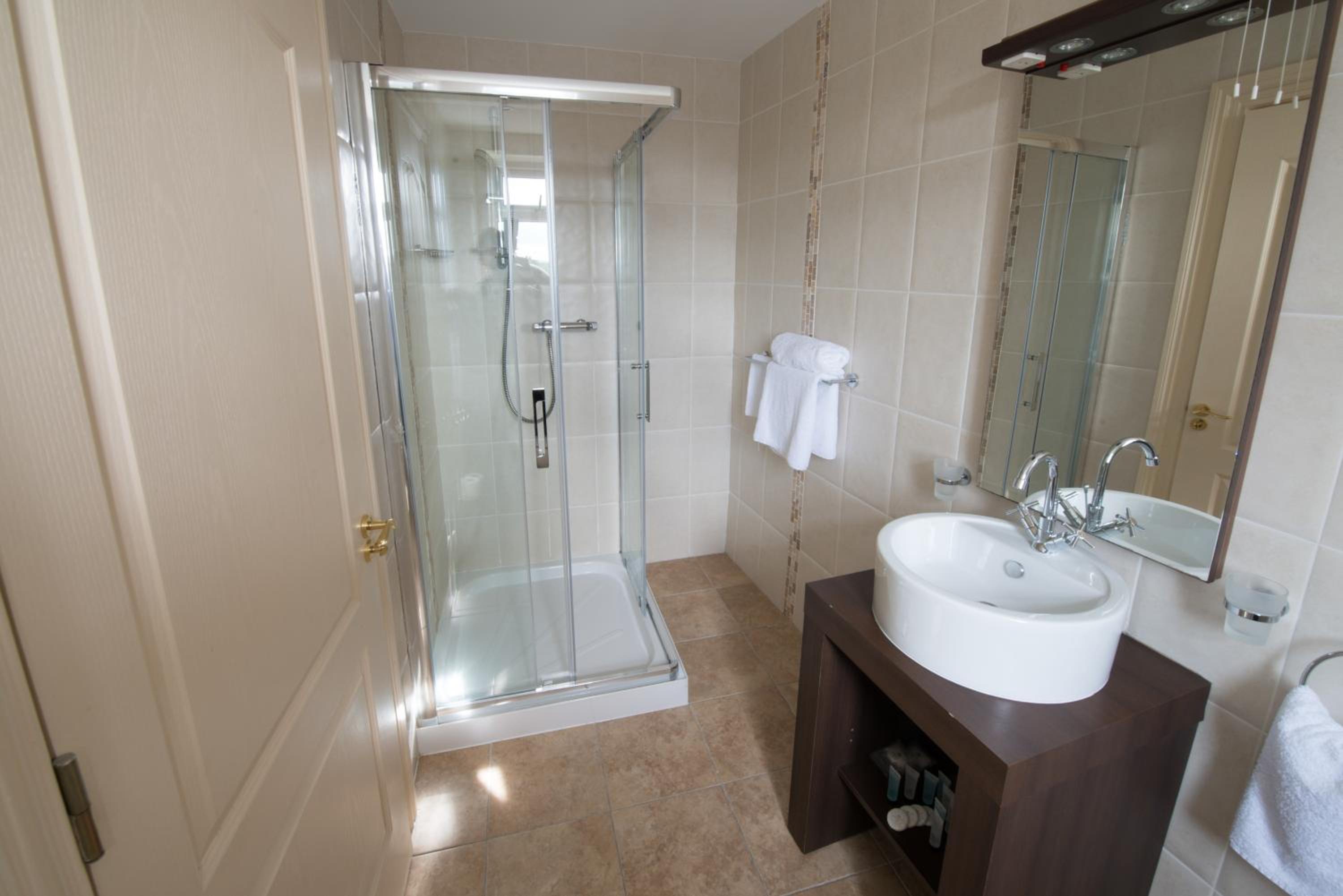 Twin Room with Private Bathroom - Photo 2