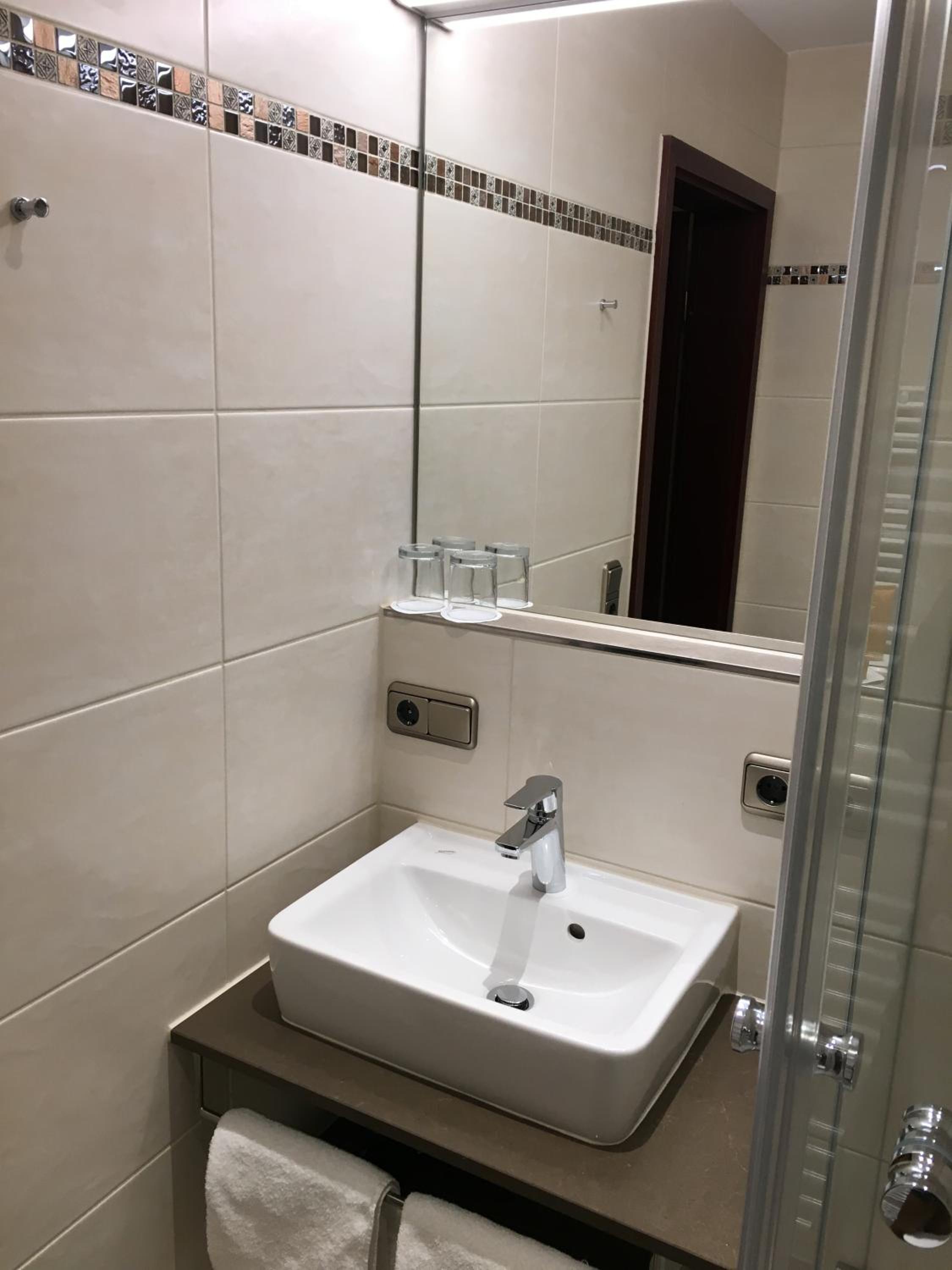 Standard Double Room - Photo 11