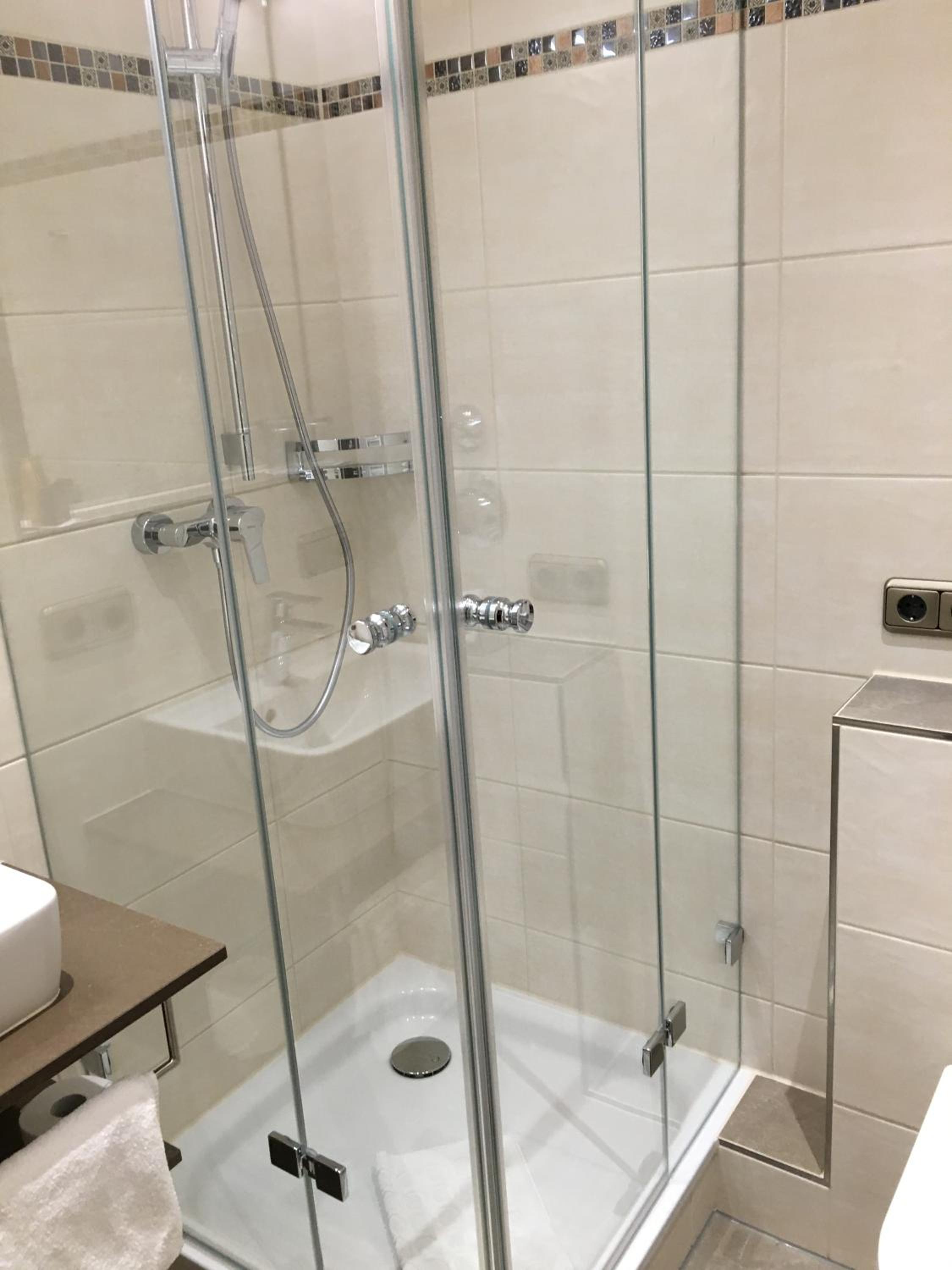 Large Double Room - Photo 19