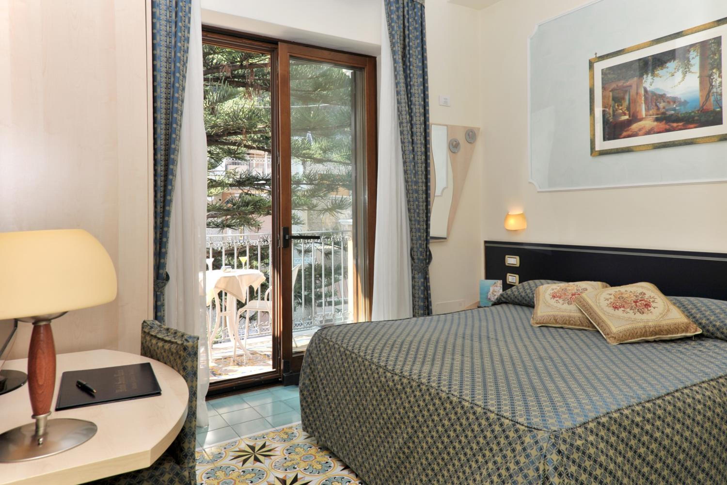 Classic Double Room with Balcony - Photo 7
