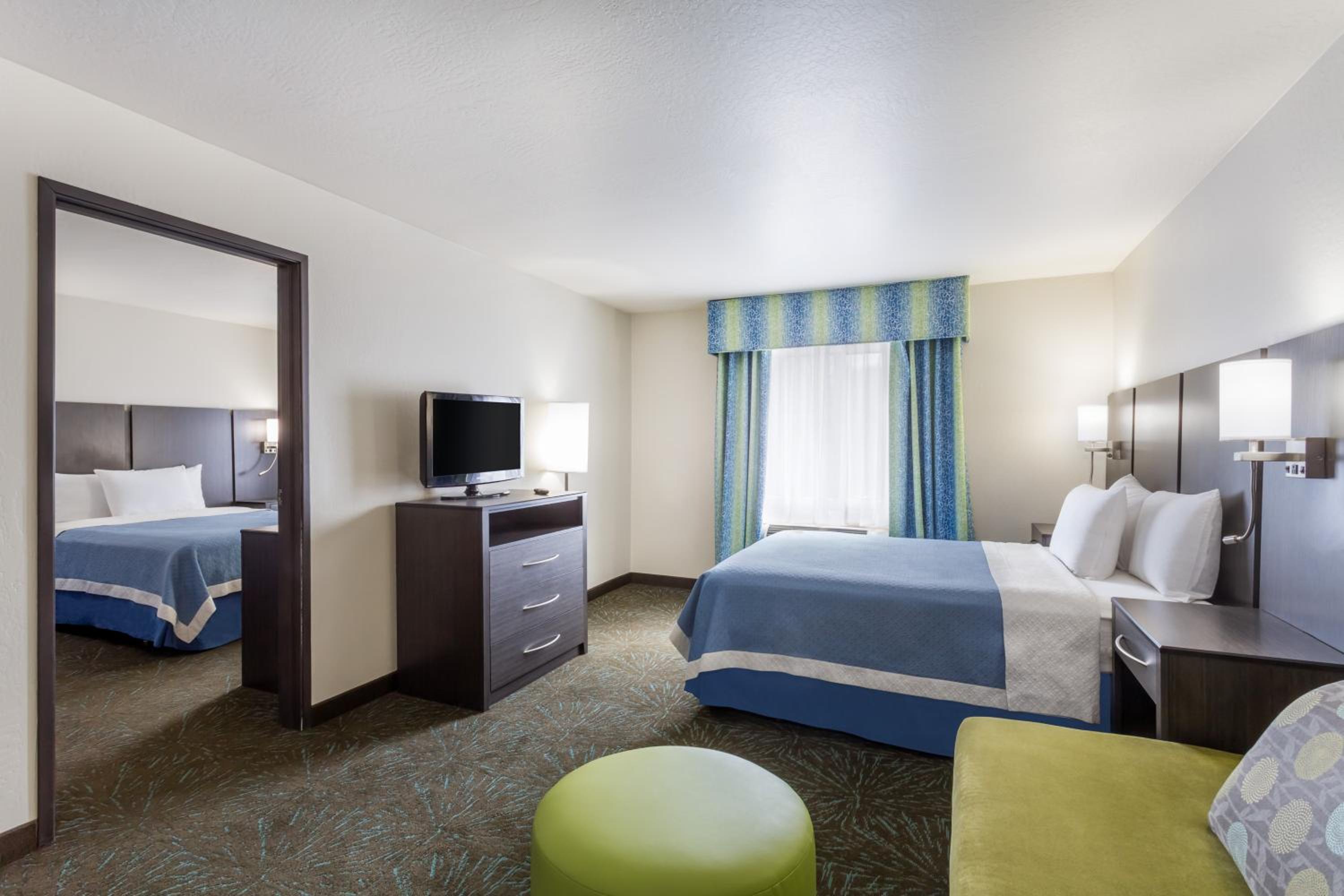 Queen Room with Two Queen Beds - Non-Smoking (No pets allowed) - Photo 9