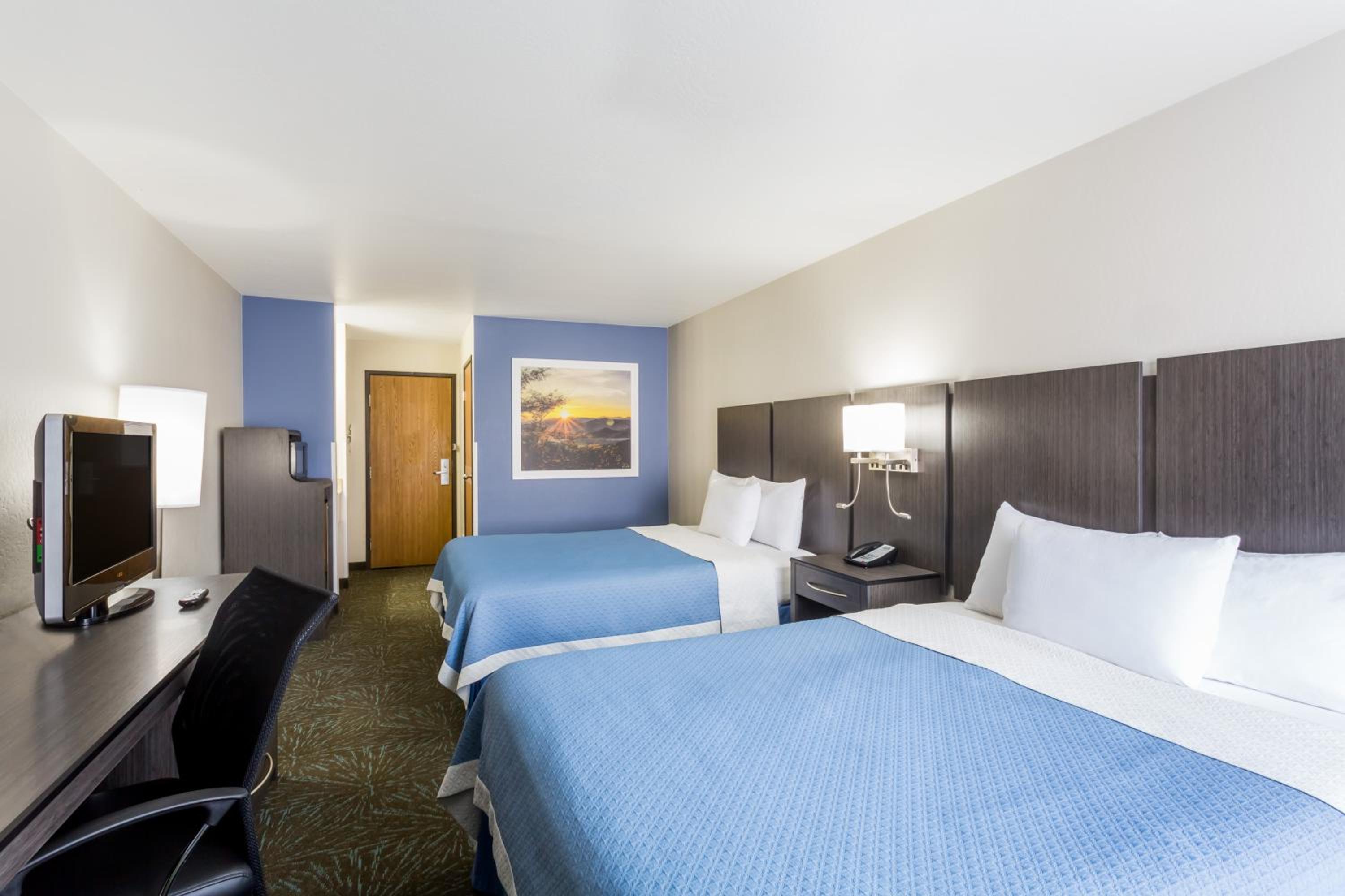 Queen Room with Two Queen Beds - Non-Smoking (No pets allowed) - Photo 2