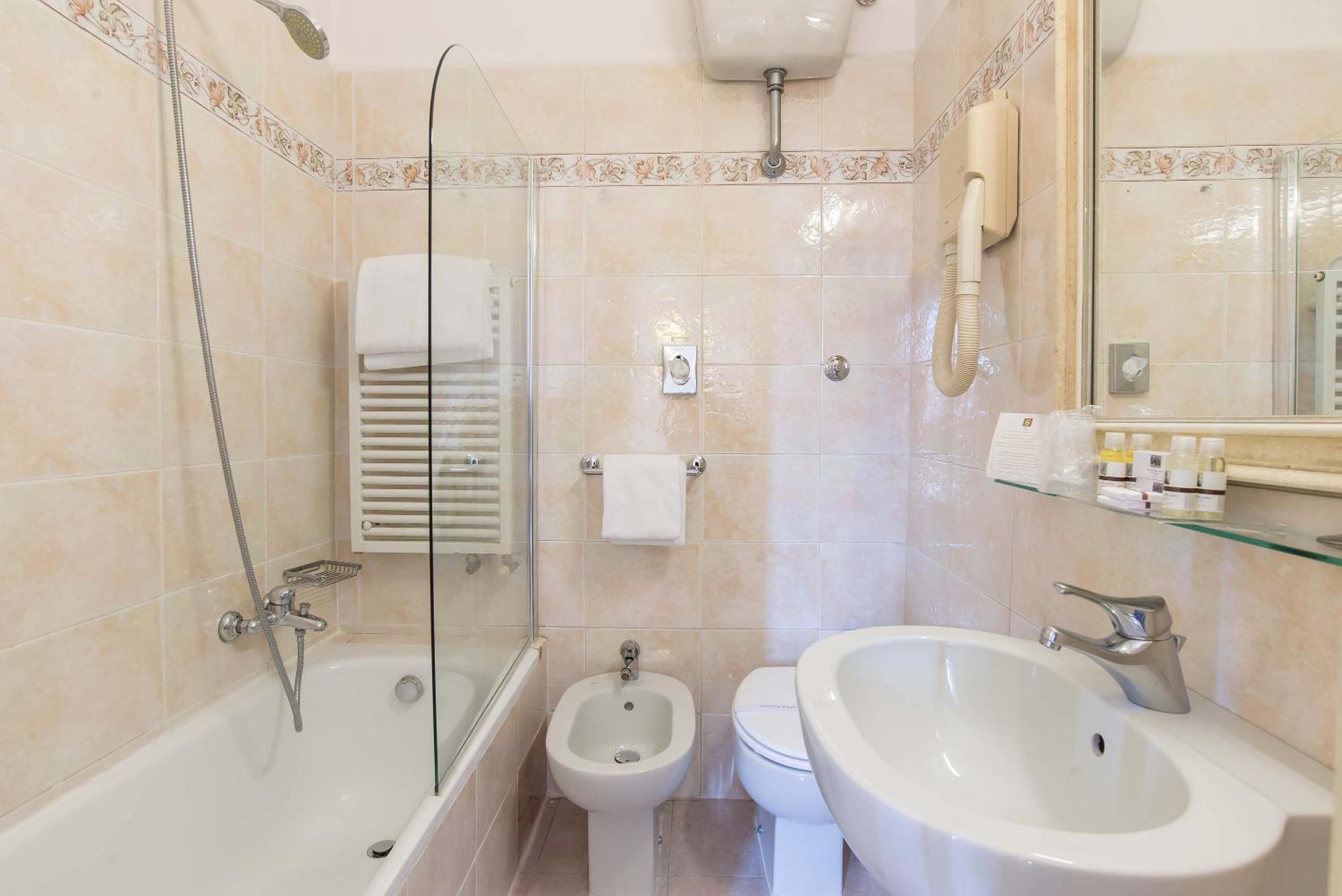 Classic Double or Twin Room - Photo 6