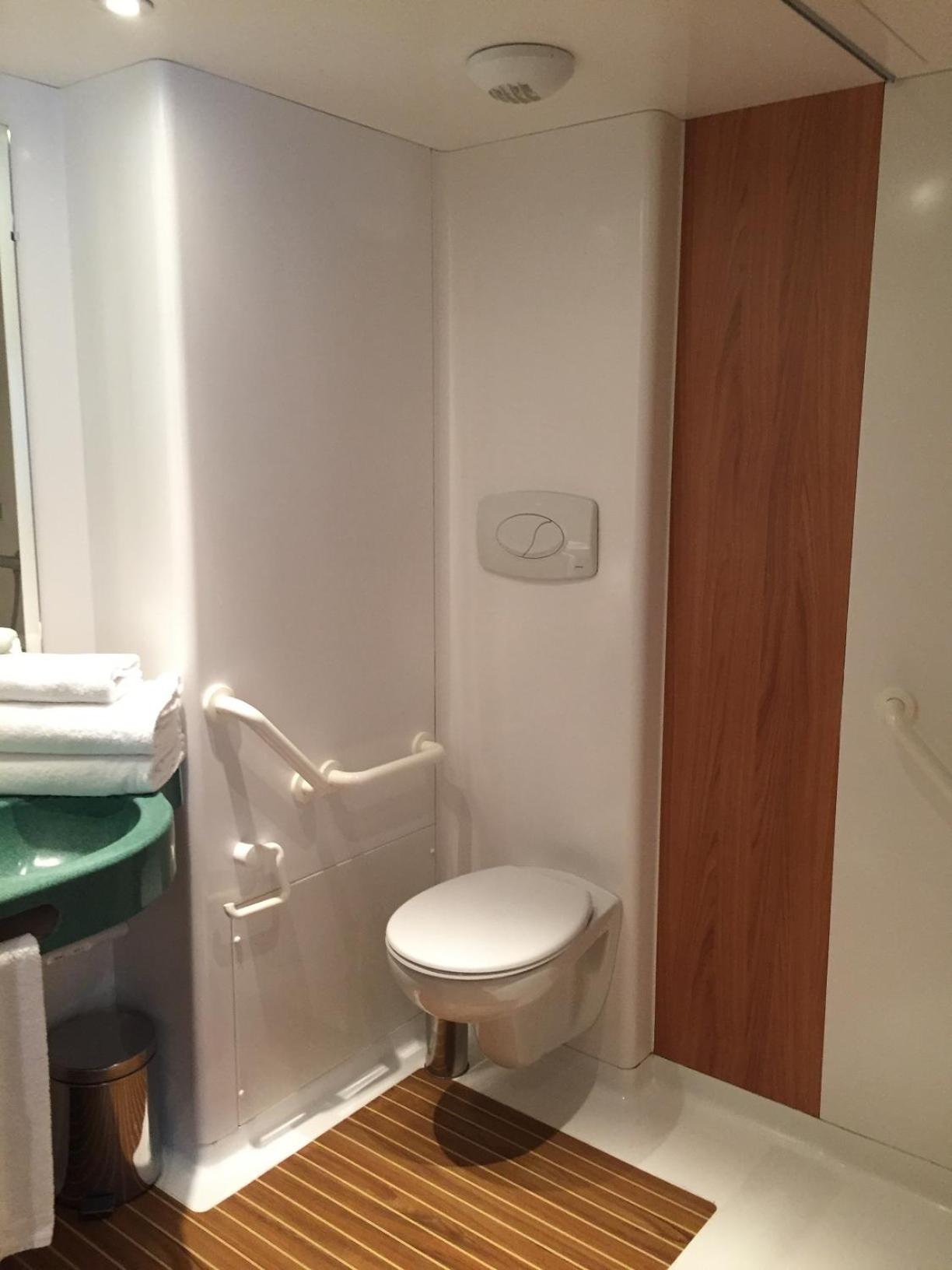 Standard King Room - Disability Access - Photo 4