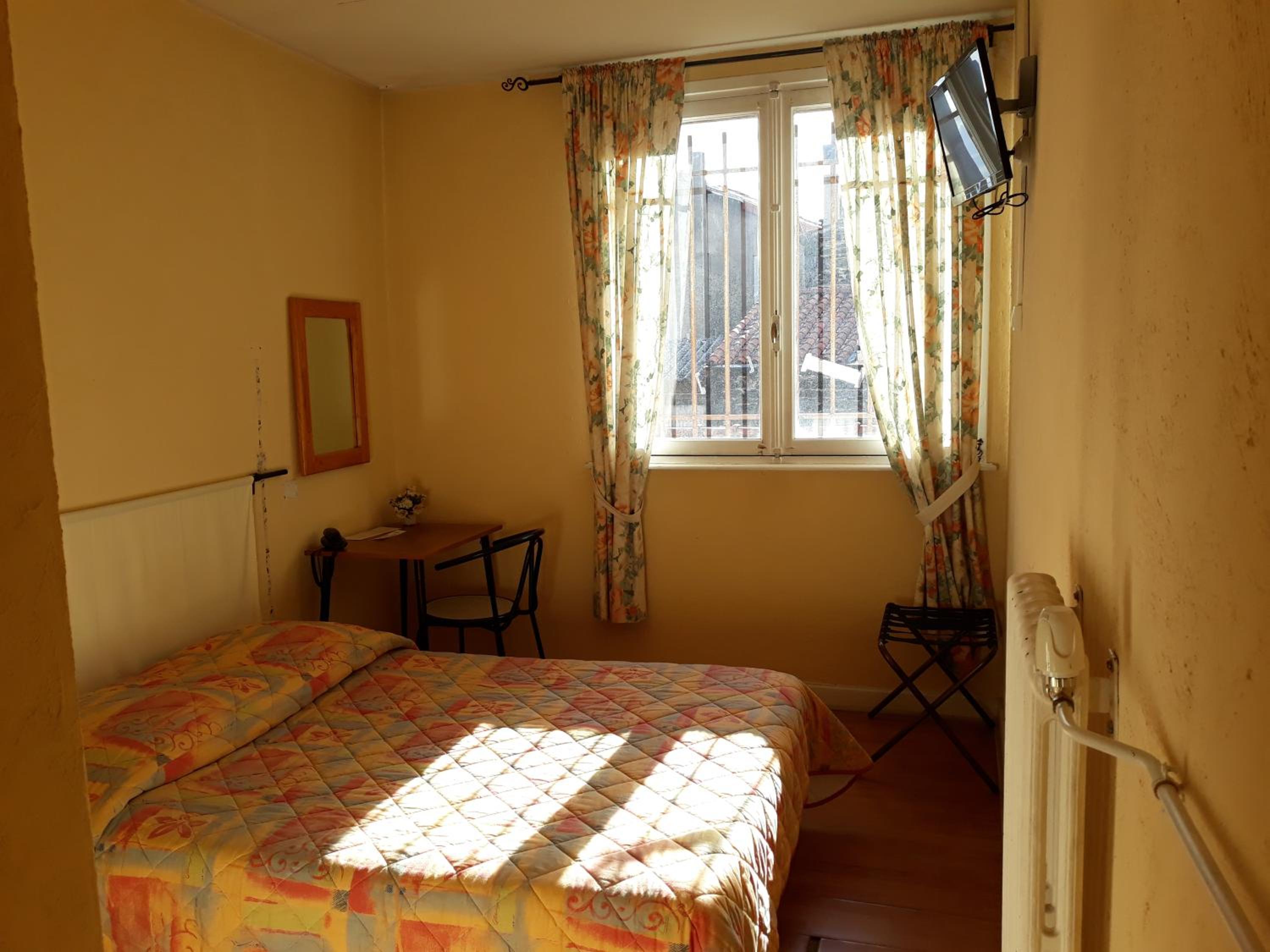 Double Room with Private Bathroom - Photo 2