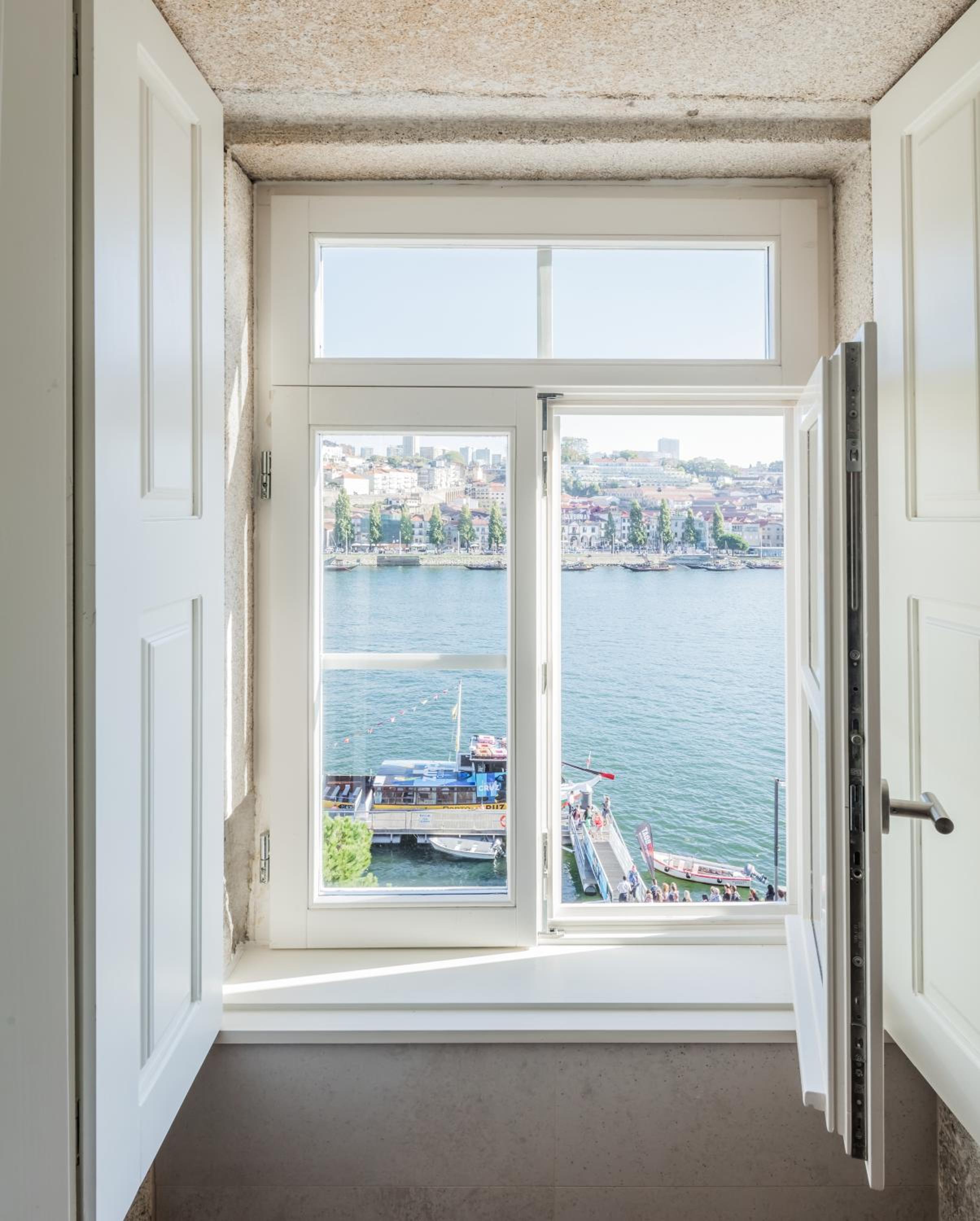 Studio with River View thumbnail 5