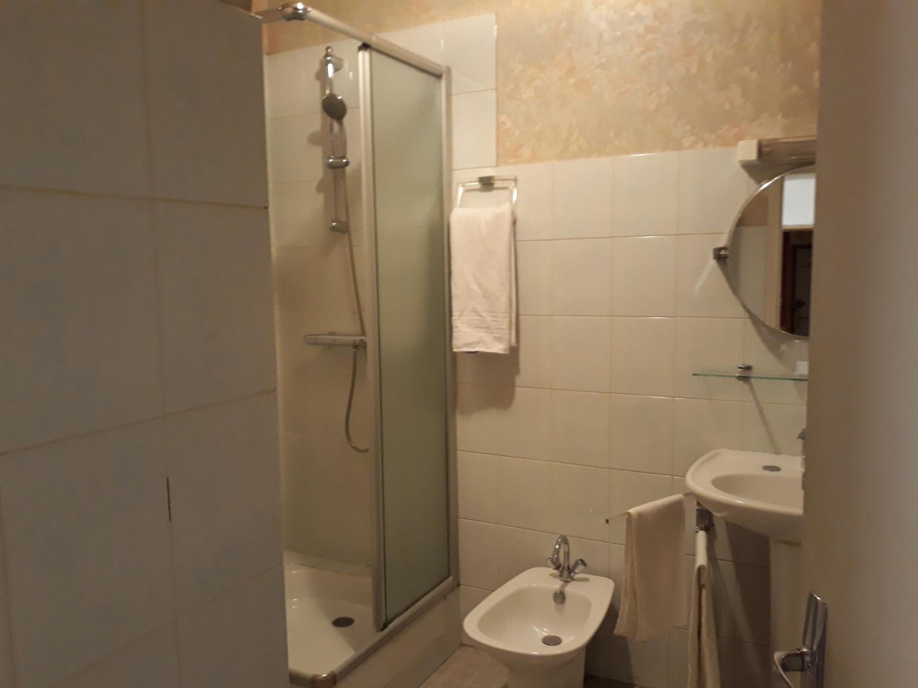 Double Room with Private Bathroom - Photo 3