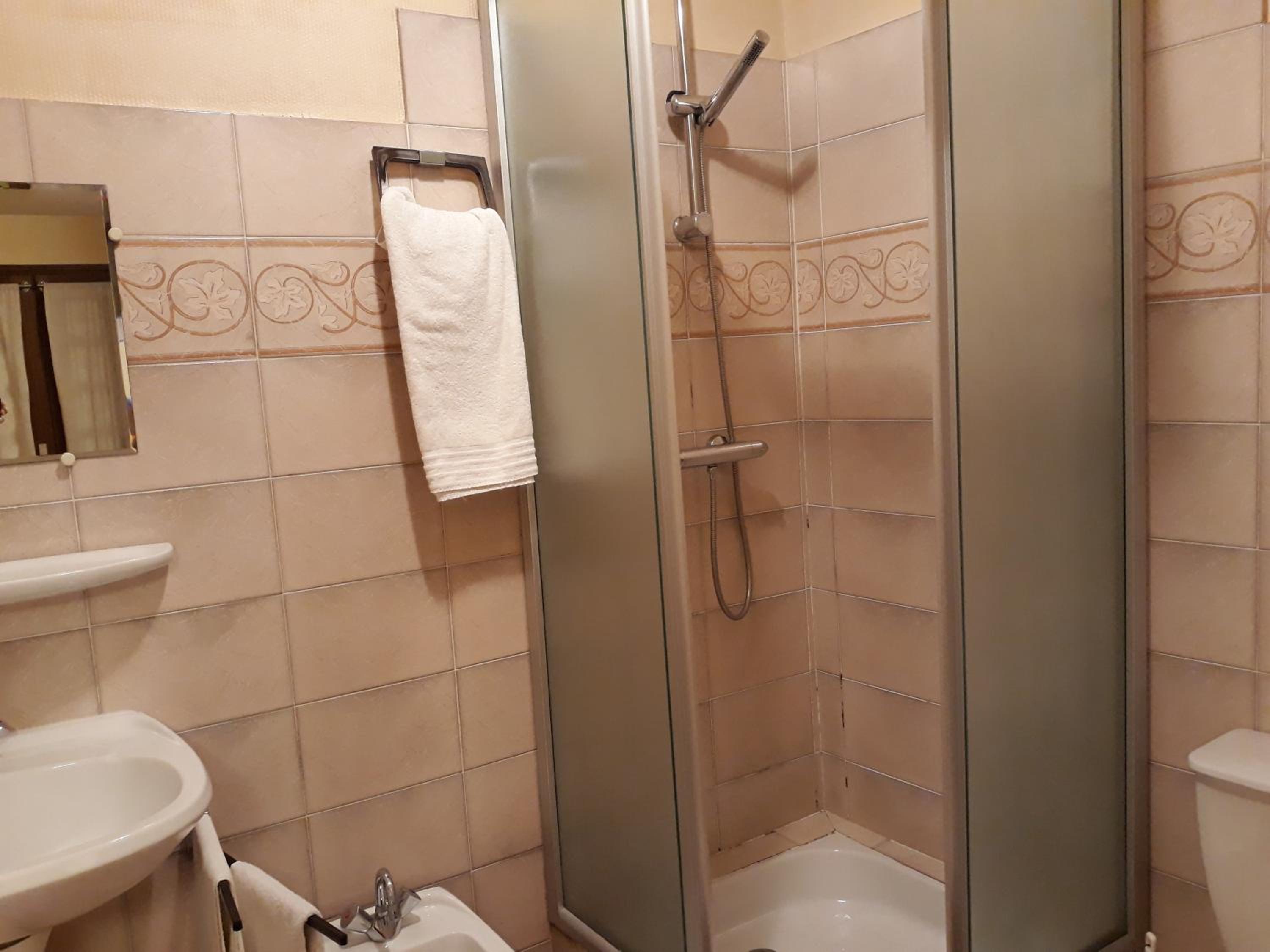 Double Room with Private Bathroom - Photo 5