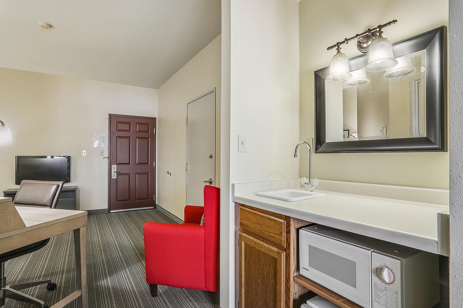 King Suite with Sofa Bed - Non-Smoking - Photo 5
