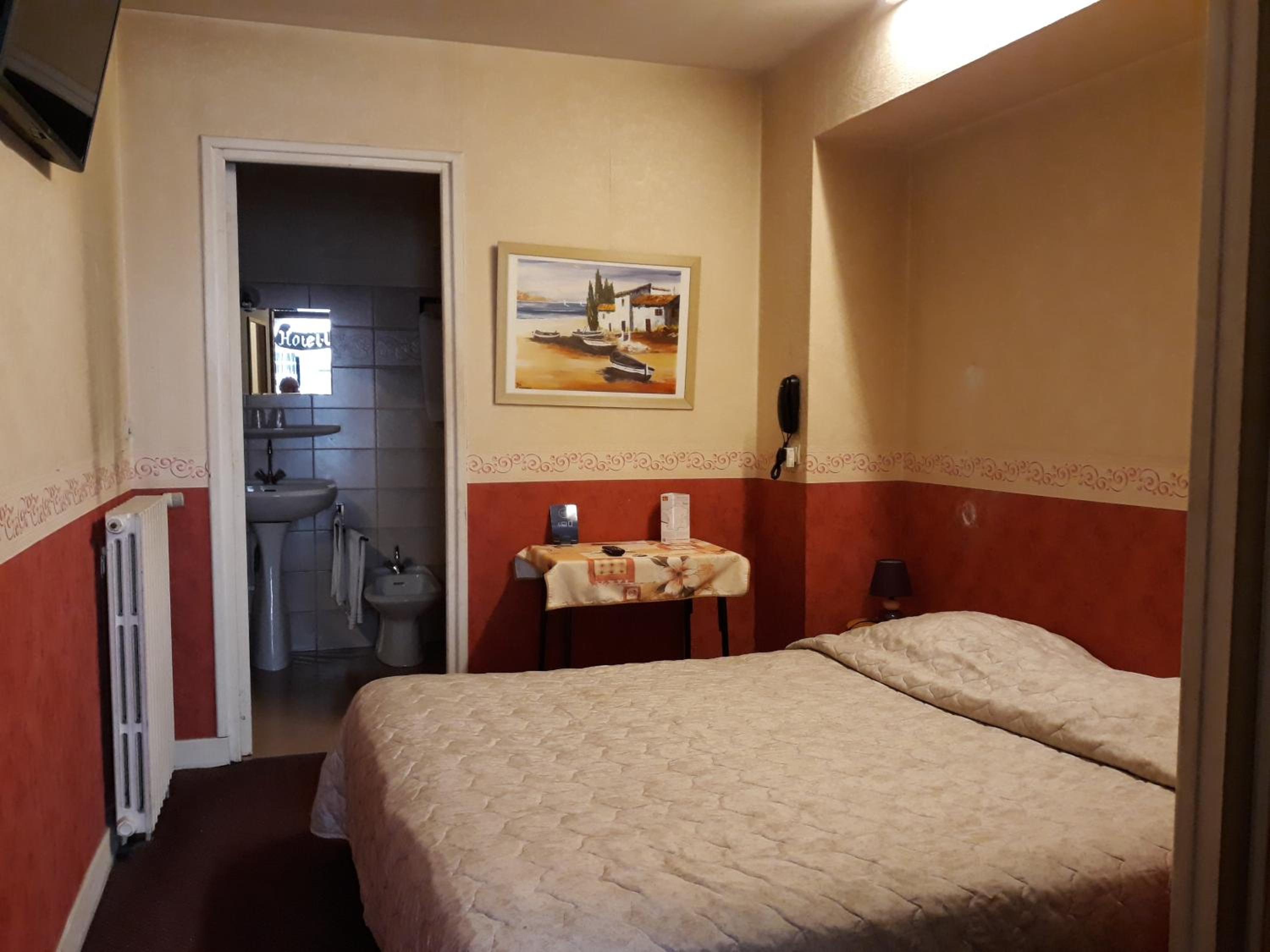 Double Room with Private Bathroom - Photo 1