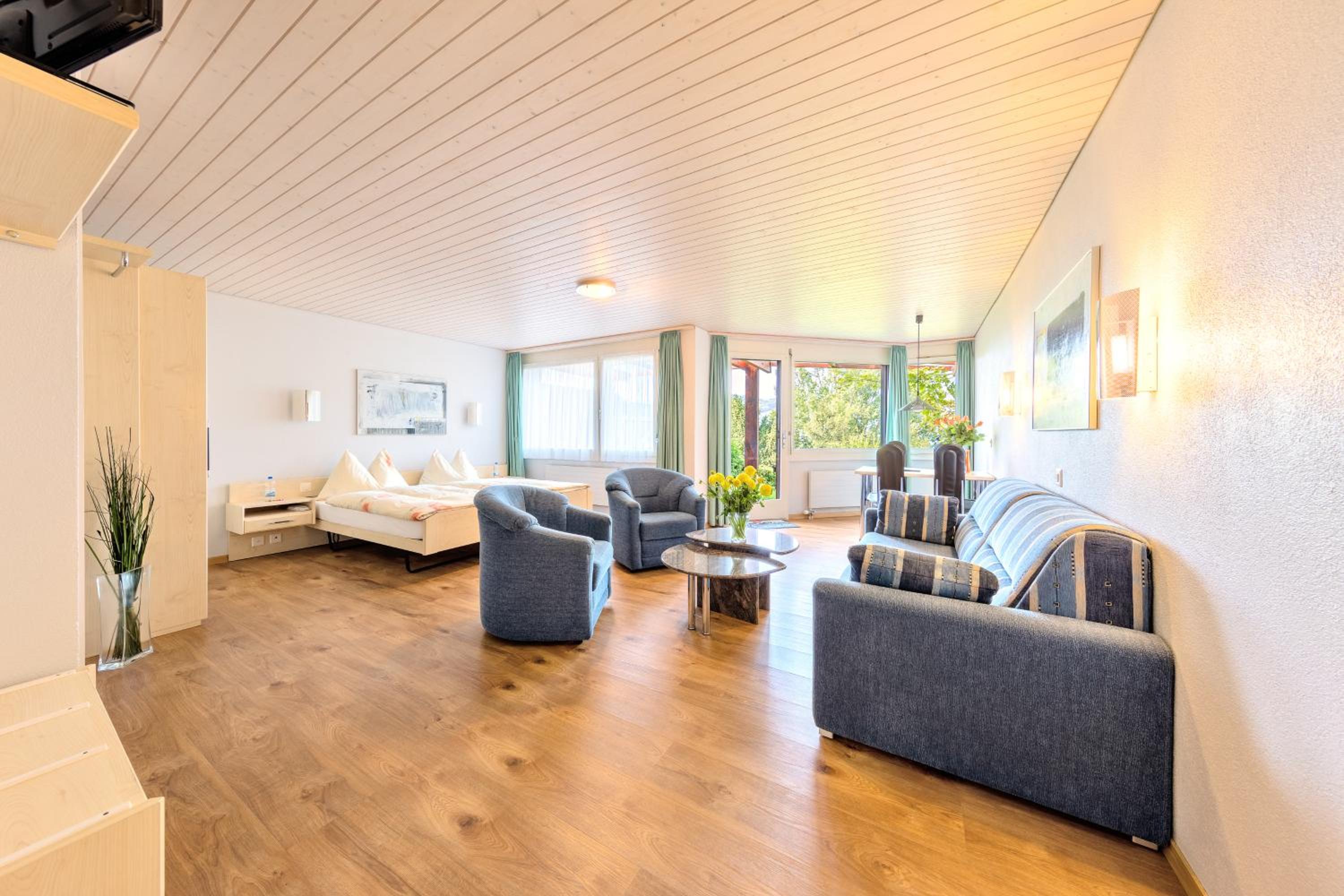 Junior Suite with Lake View and Balcony - Photo 4