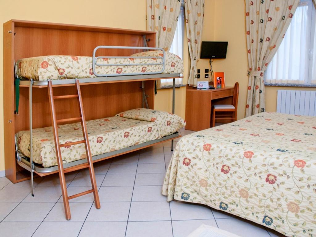 Quadruple Room with Private Bathroom