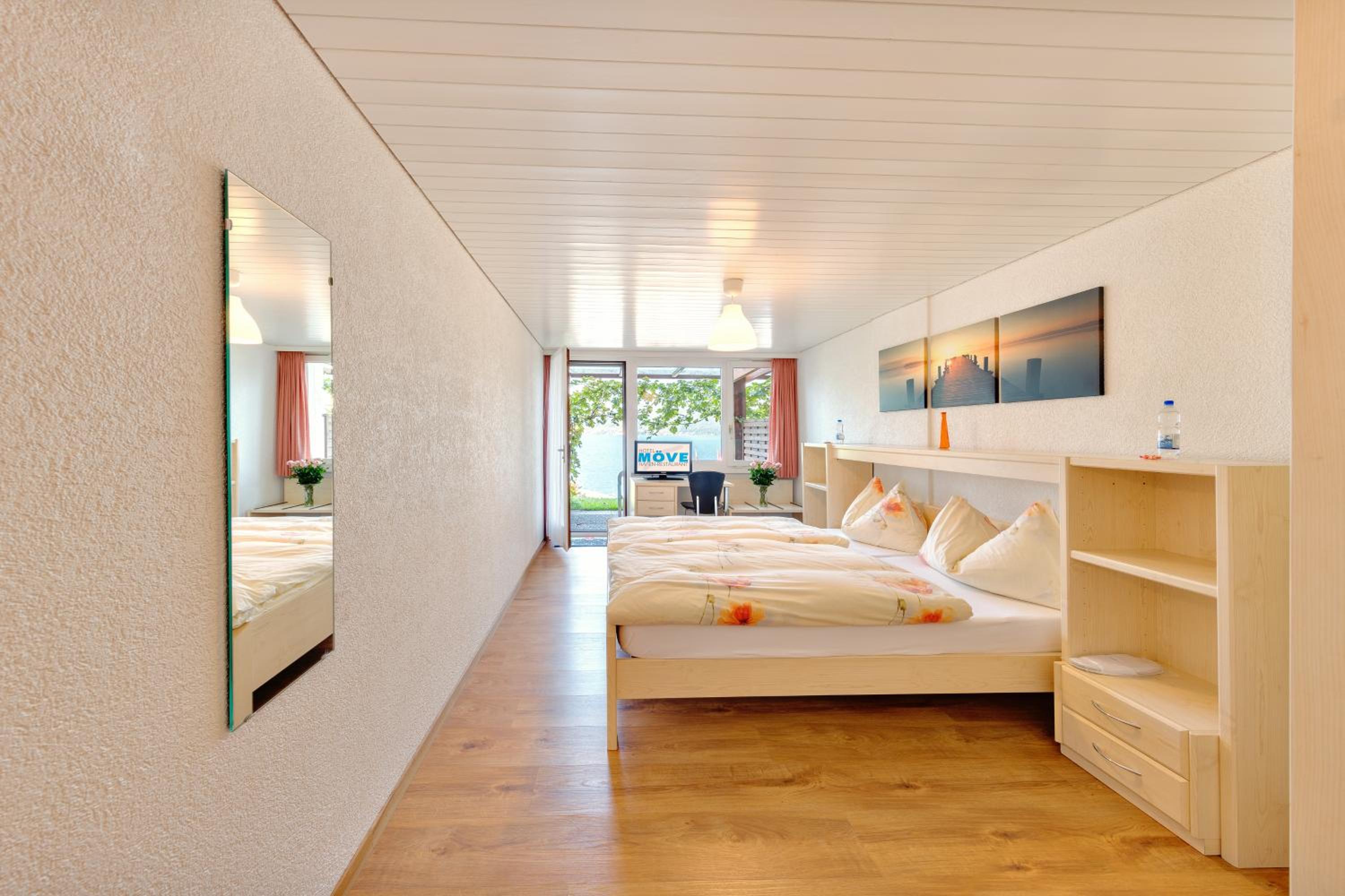 Double Room with Lake View and Balcony - Photo 1