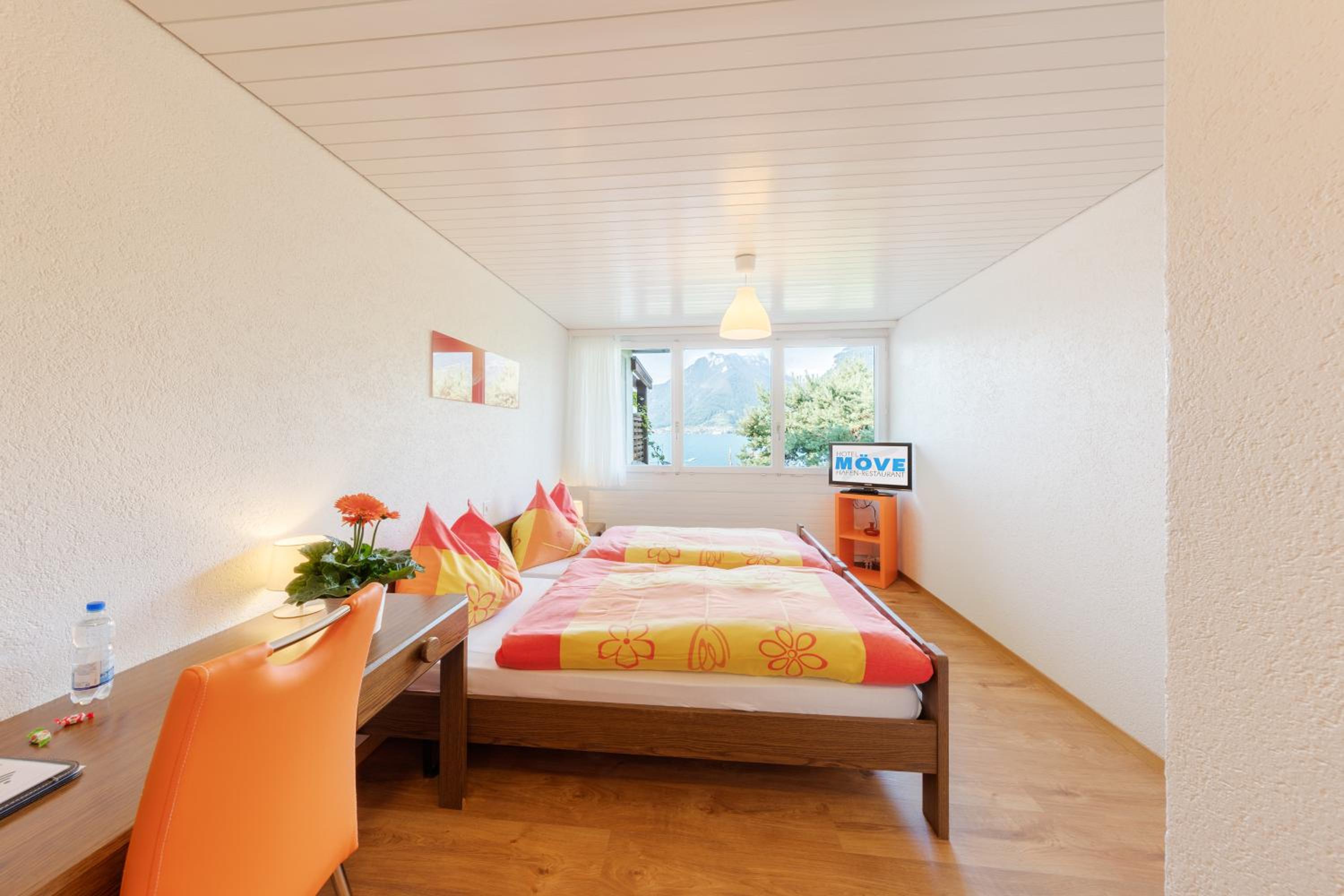 Double Room with Lake View and Balcony - Photo 3