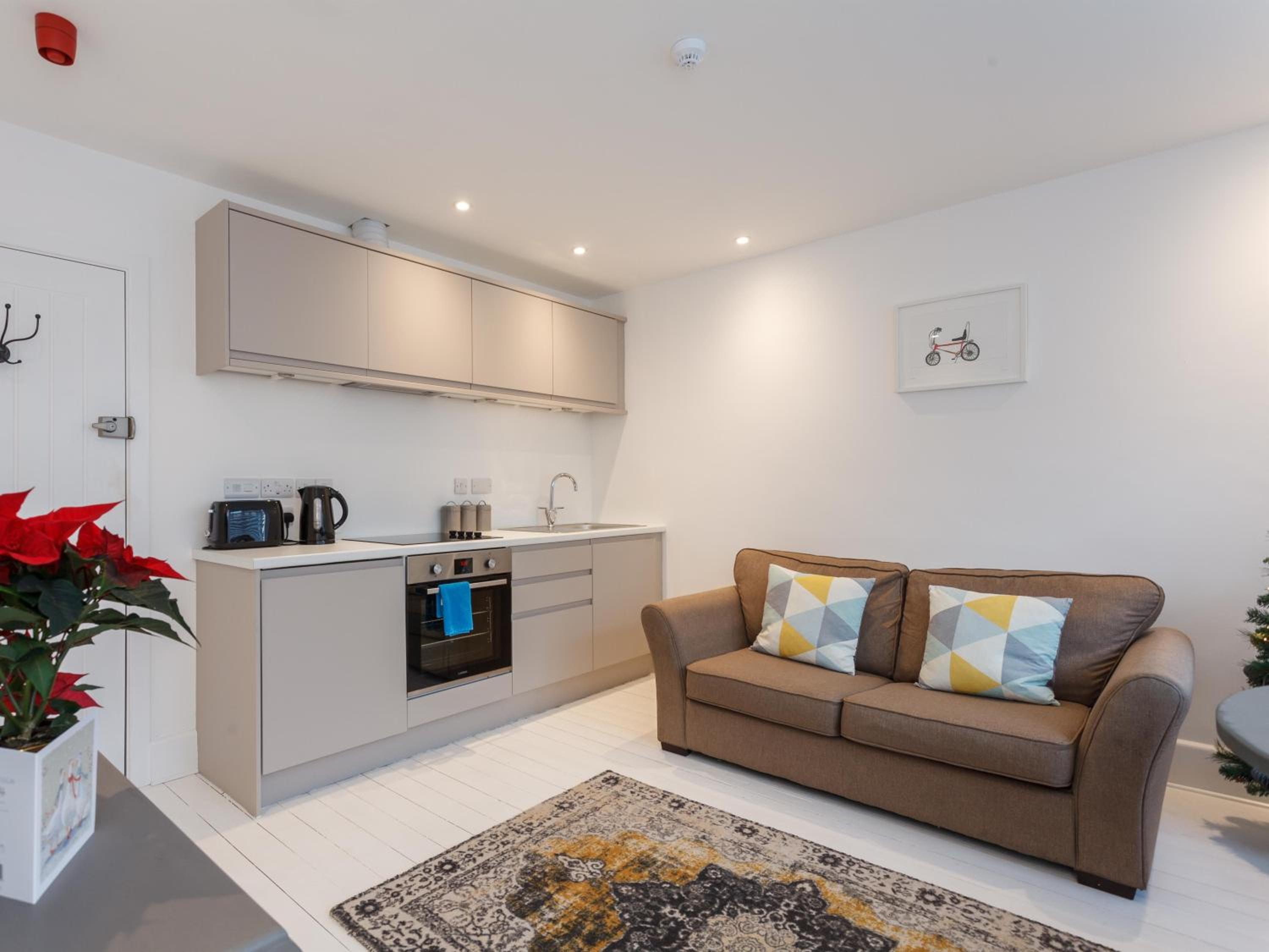 One-Bedroom Apartment - Photo 7