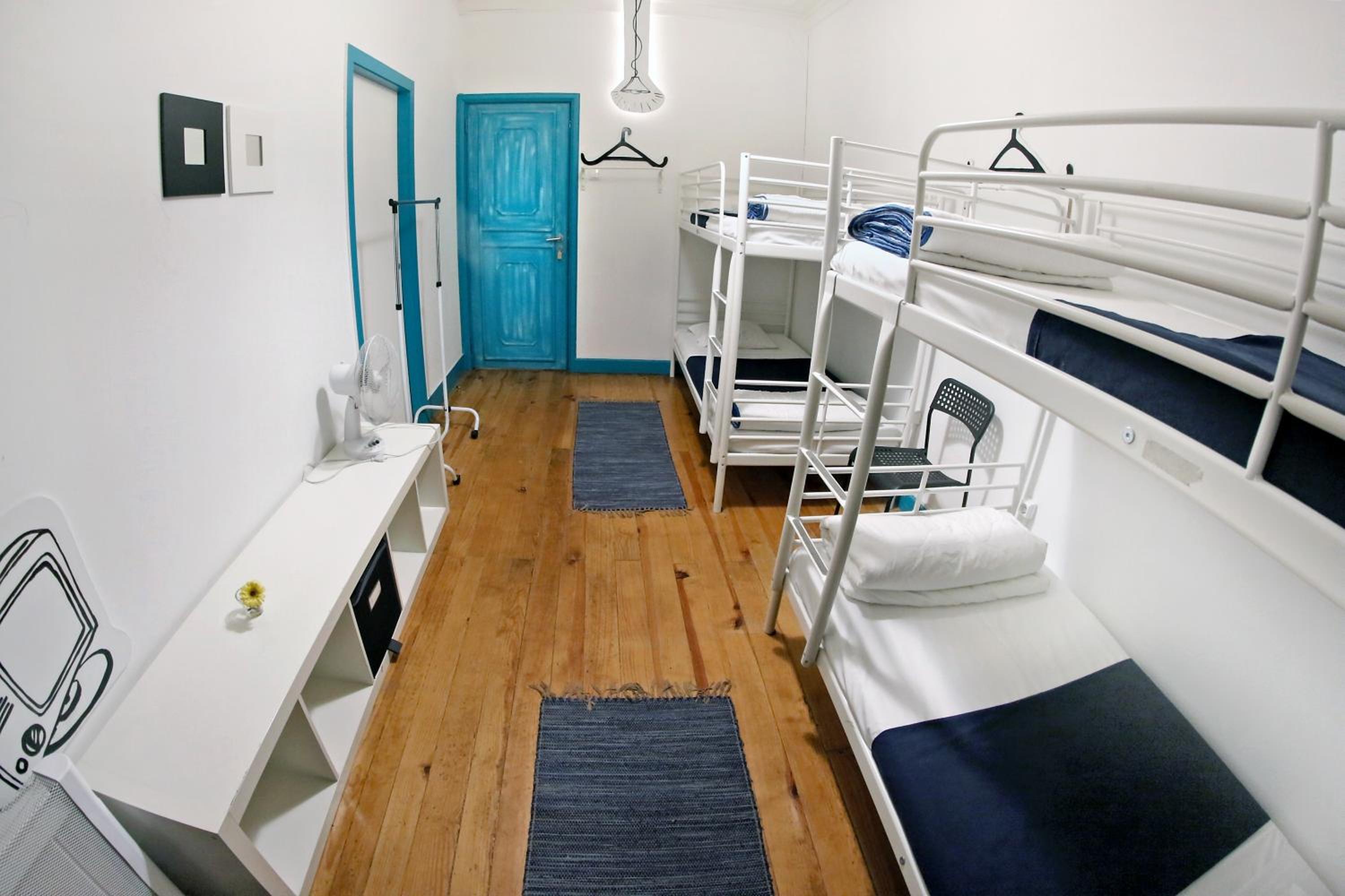 Family Room with Shared Bathroom photo 1