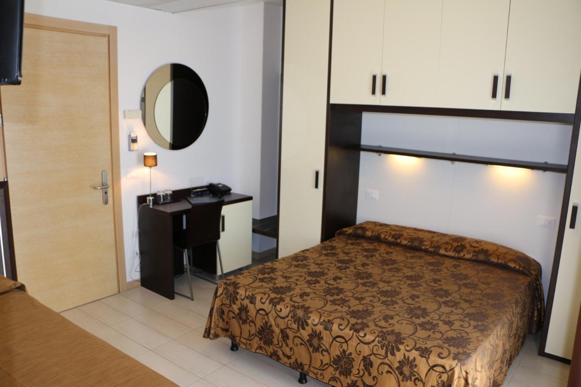 Deluxe Triple Room - Photo 8
