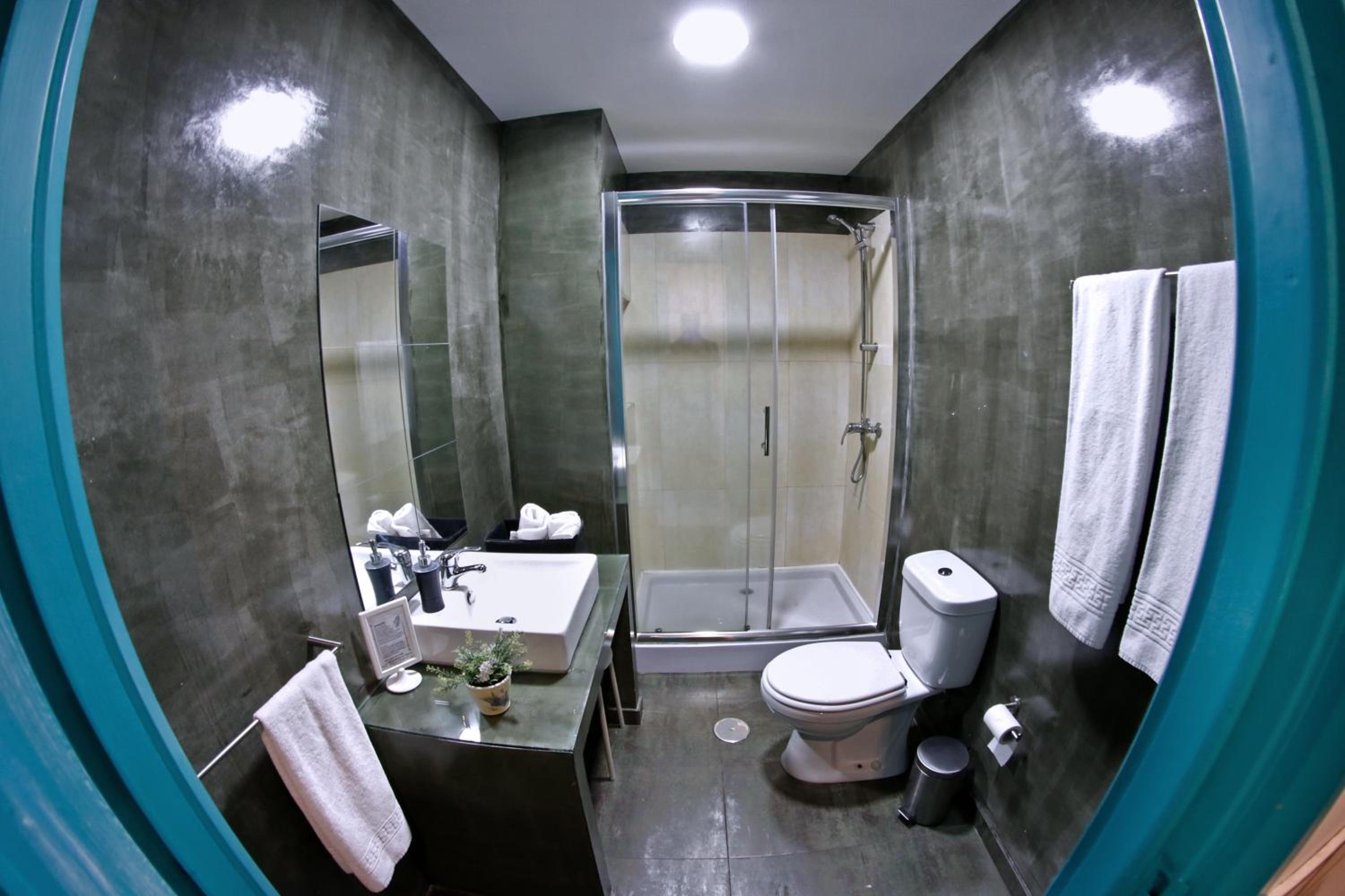 Family Room with Shared Bathroom photo 3