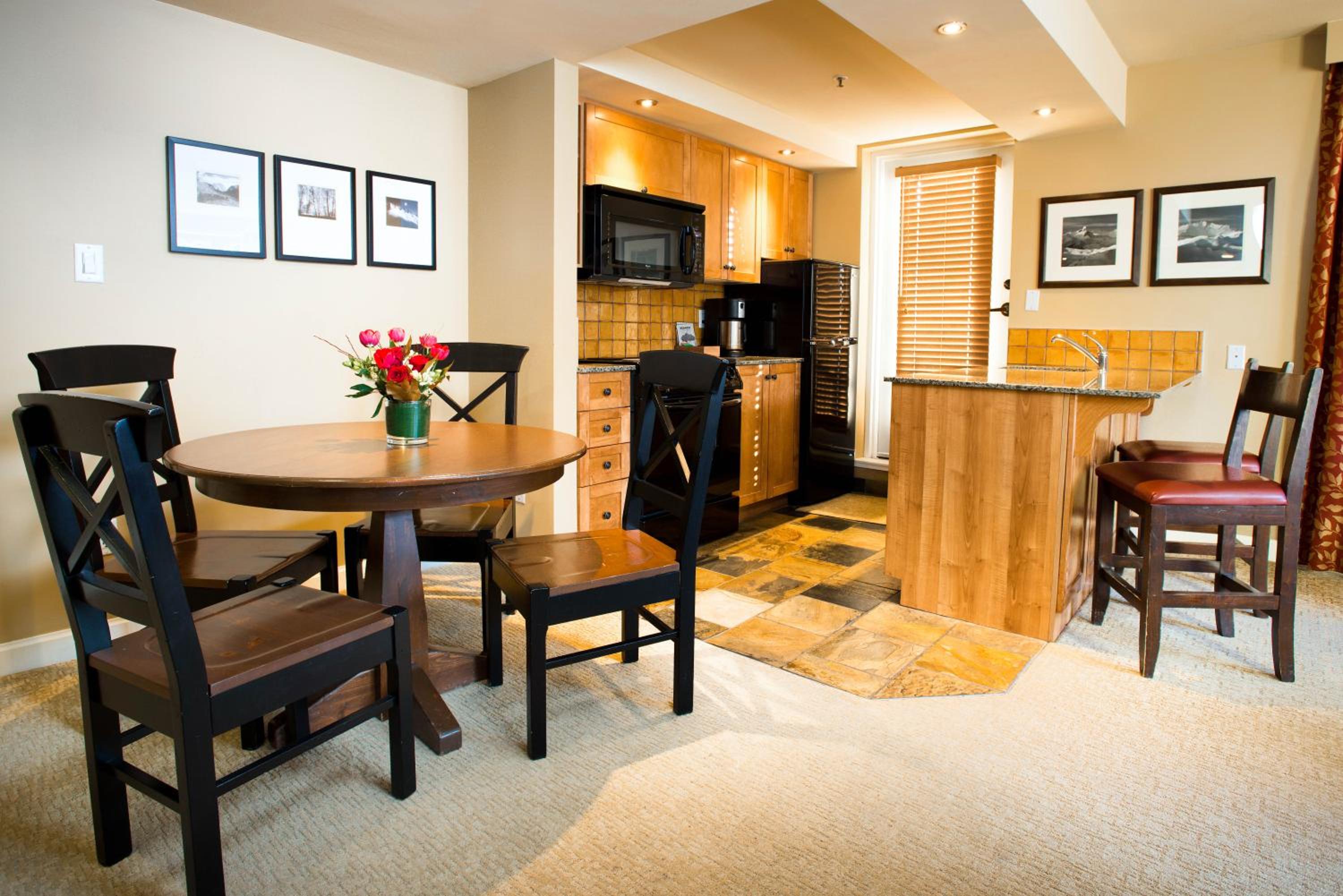 One-Bedroom Suite with Mountain View - Photo 5