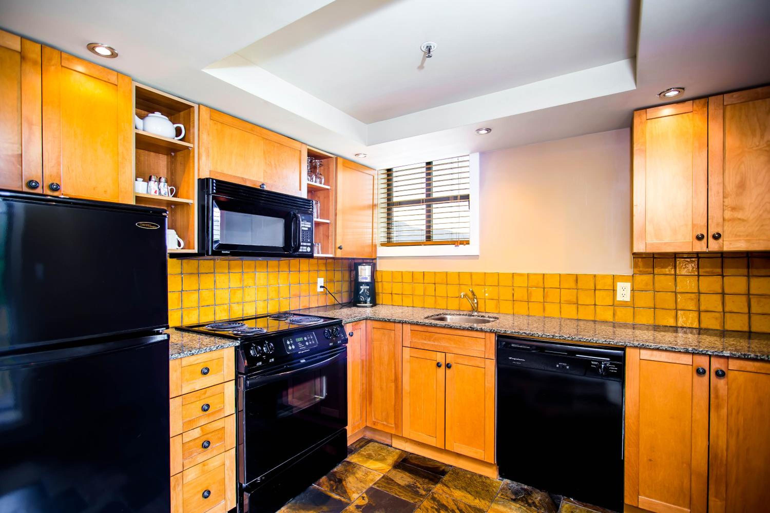 Two-Bedroom Premium Suite with Mountain View - Photo 3