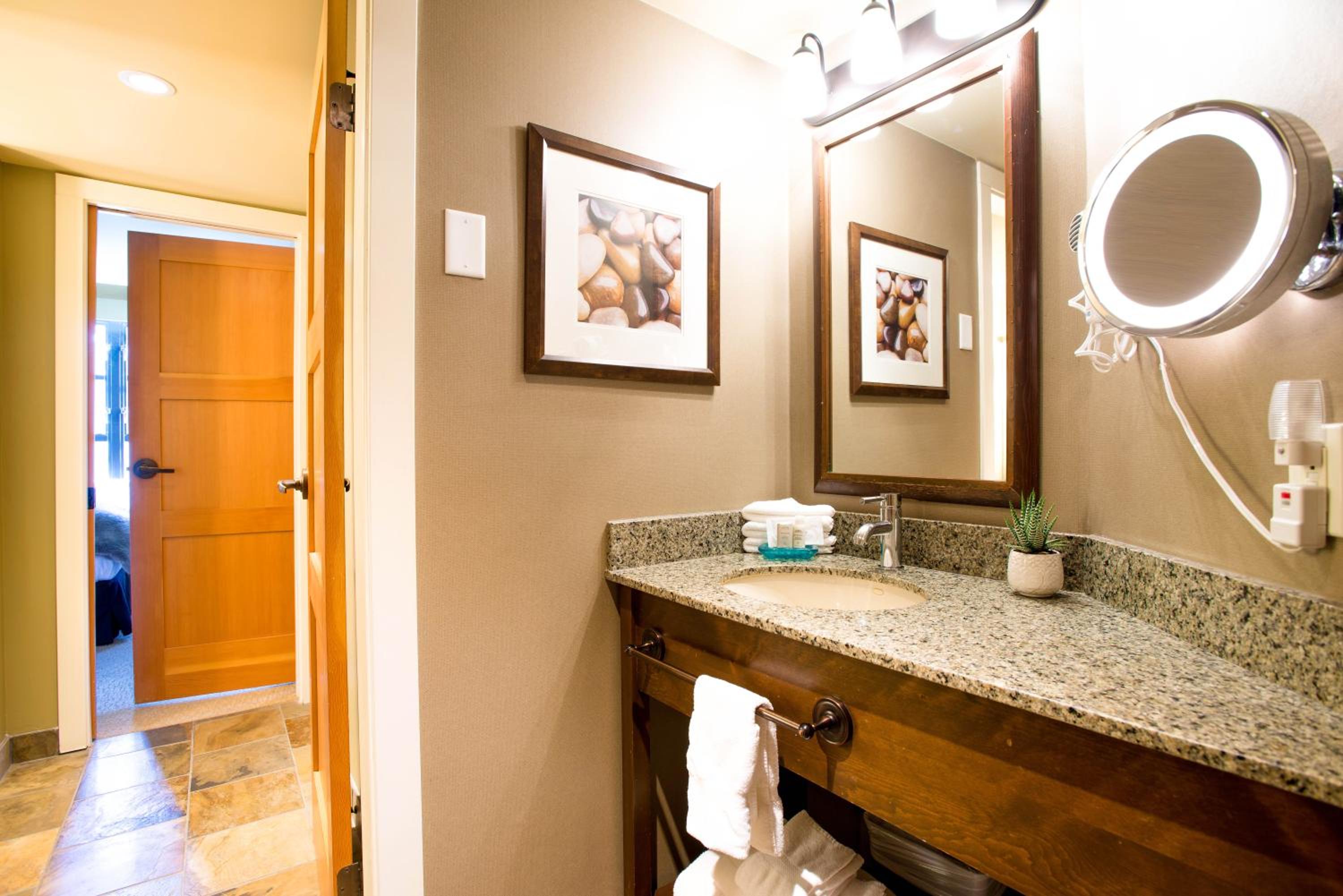 Two-Bedroom Suite with Hot Tub  - Photo 5