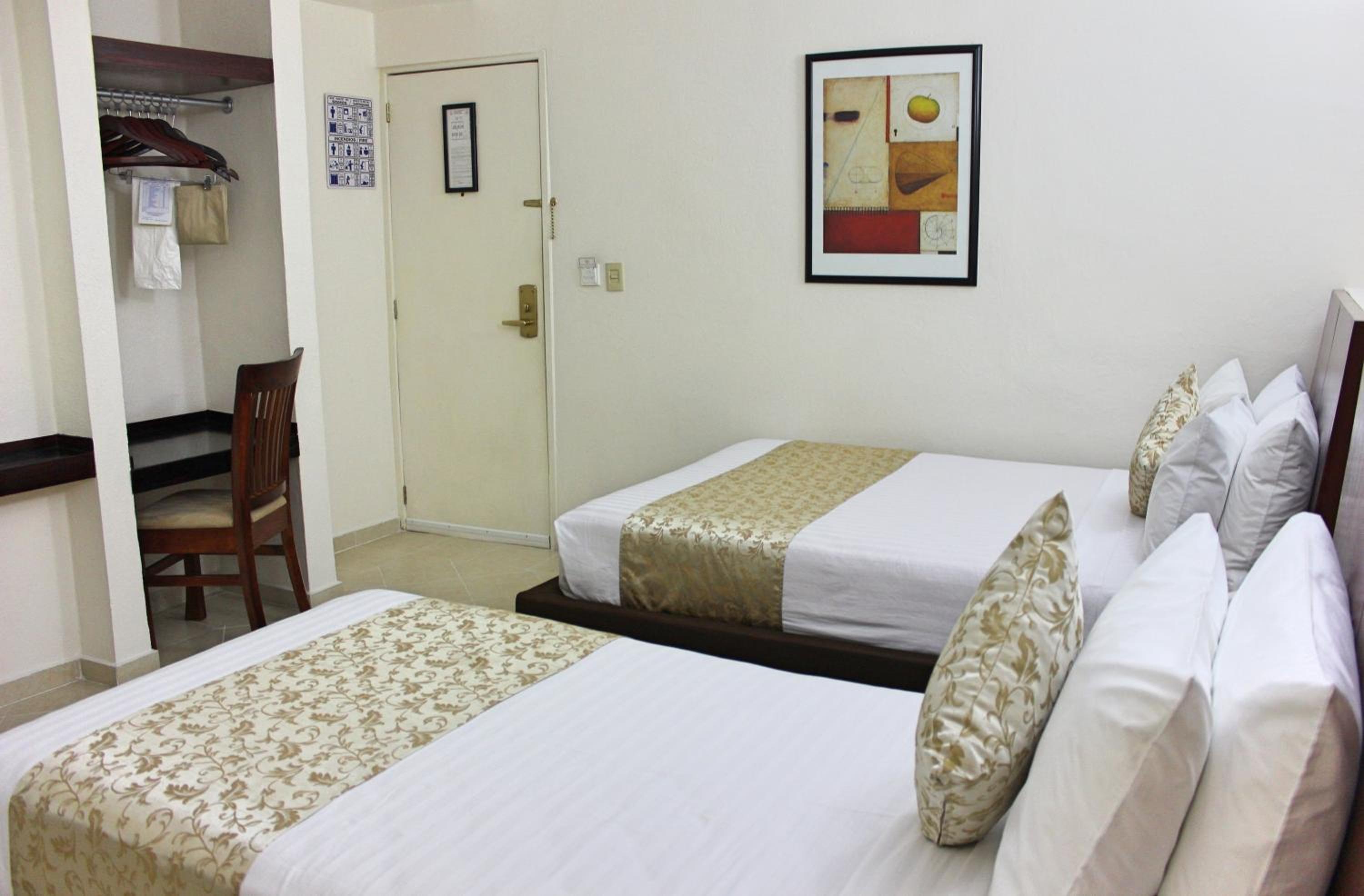 Triple Room with Desk - Non-Smoking photo 2